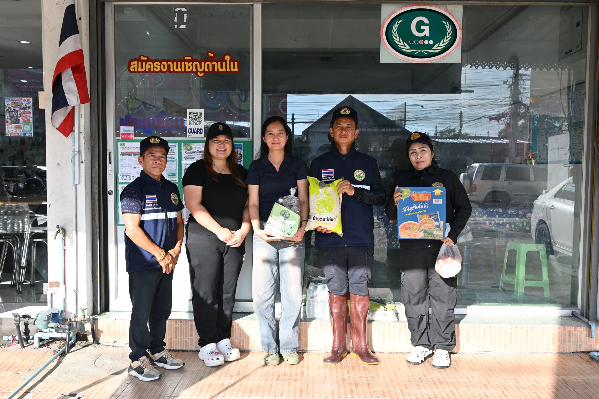 เทศบาลเมืองดอนหัวฬ่อ ลงพื้นที่มอบถุงยังชีพ พร้อมเดินหน้าศูนย์ช่วยเหลือผู้ประสบอุทกภัย
