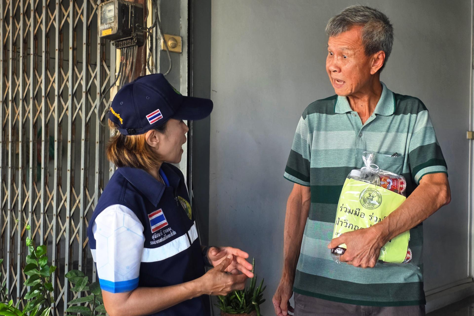 เทศบาลเมืองดอนหัวฬ่อ ลงพื้นที่มอบถุงยังชีพ พร้อมเดินหน้าศูนย์ช่วยเหลือผู้ประสบอุทกภัย