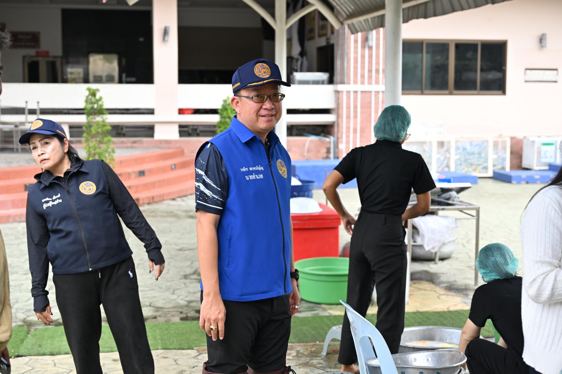 เทศบาลเมืองดอนหัวฬ่อ ลงพื้นที่มอบถุงยังชีพ พร้อมเดินหน้าศูนย์ช่วยเหลือผู้ประสบอุทกภัย