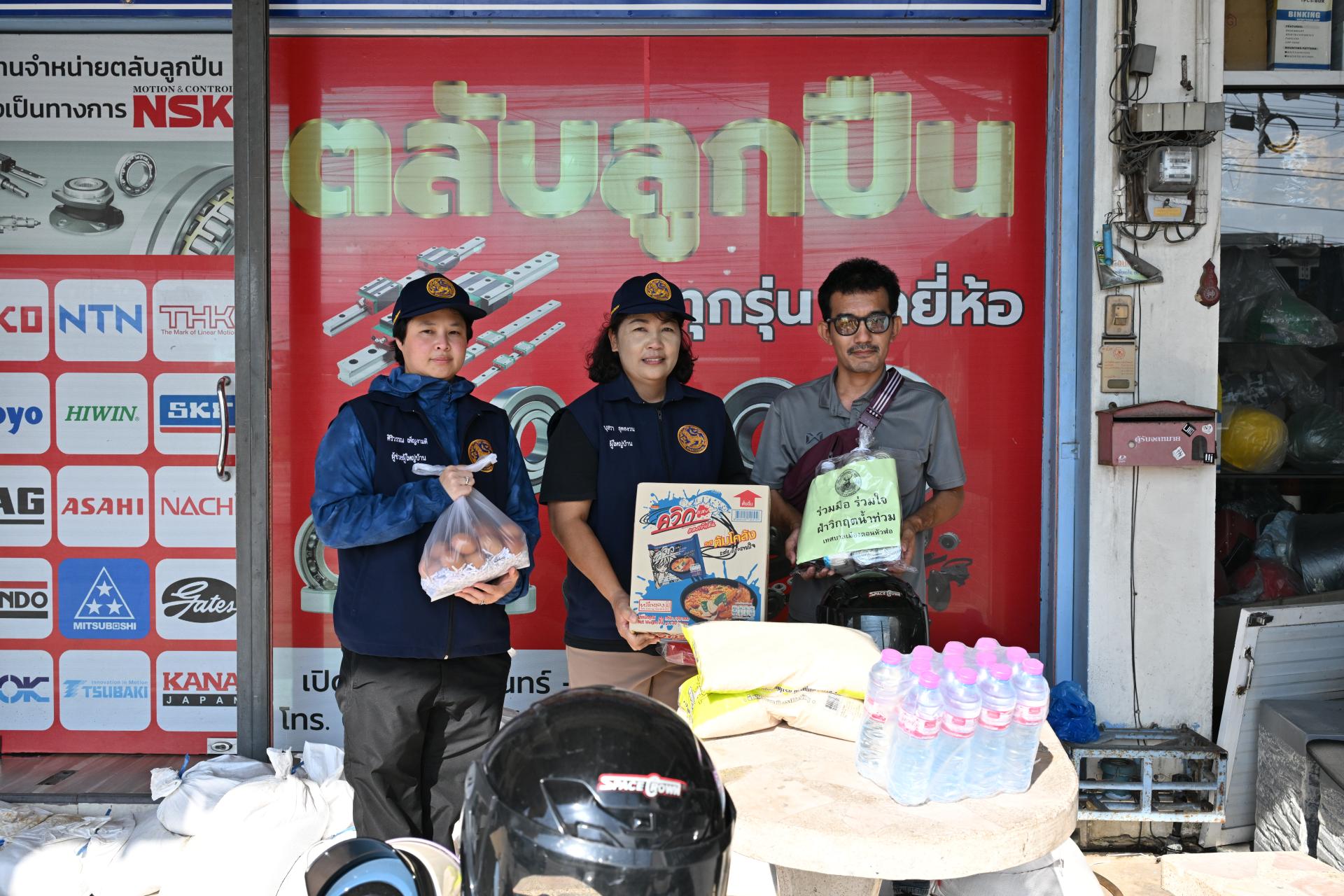 เทศบาลเมืองดอนหัวฬ่อ ลงพื้นที่มอบถุงยังชีพ พร้อมเดินหน้าศูนย์ช่วยเหลือผู้ประสบอุทกภัย