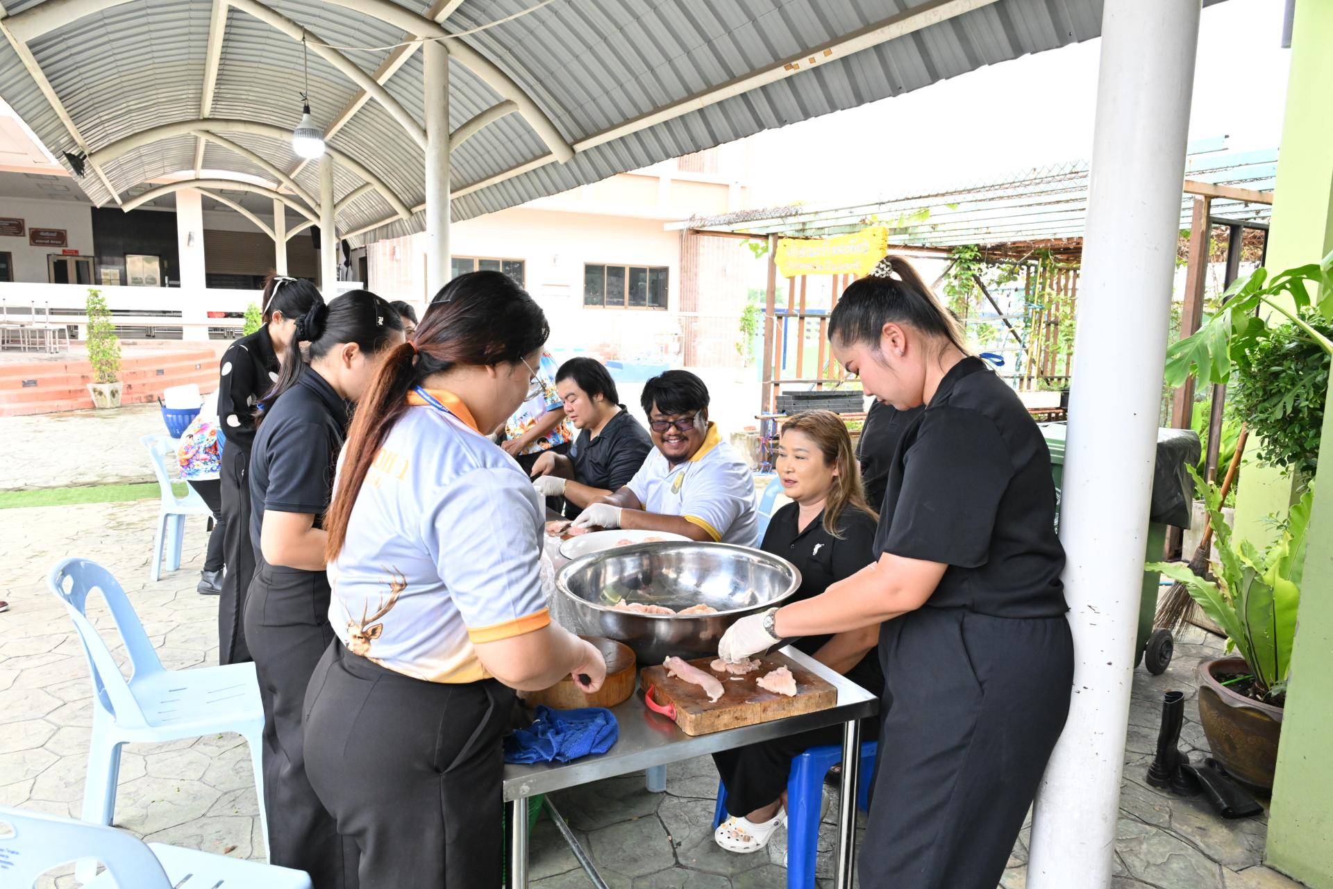 เทศบาลเมืองดอนหัวฬ่อ ลงพื้นที่มอบถุงยังชีพ พร้อมเดินหน้าศูนย์ช่วยเหลือผู้ประสบอุทกภัย