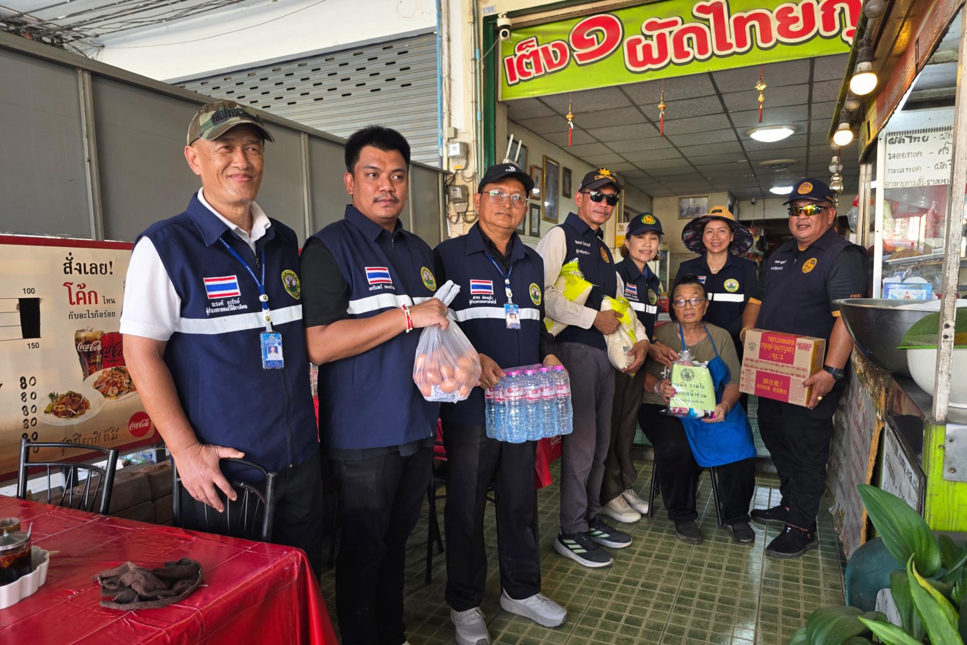 เทศบาลเมืองดอนหัวฬ่อ ลงพื้นที่มอบถุงยังชีพ พร้อมเดินหน้าศูนย์ช่วยเหลือผู้ประสบอุทกภัย
