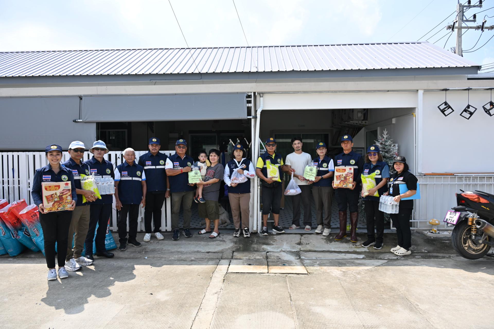 เทศบาลเมืองดอนหัวฬ่อ ลงพื้นที่มอบถุงยังชีพ พร้อมเดินหน้าศูนย์ช่วยเหลือผู้ประสบอุทกภัย