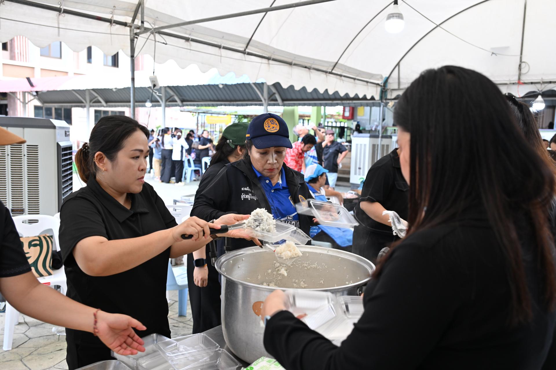 เทศบาลเมืองดอนหัวฬ่อ ลงพื้นที่มอบถุงยังชีพ พร้อมเดินหน้าศูนย์ช่วยเหลือผู้ประสบอุทกภัย