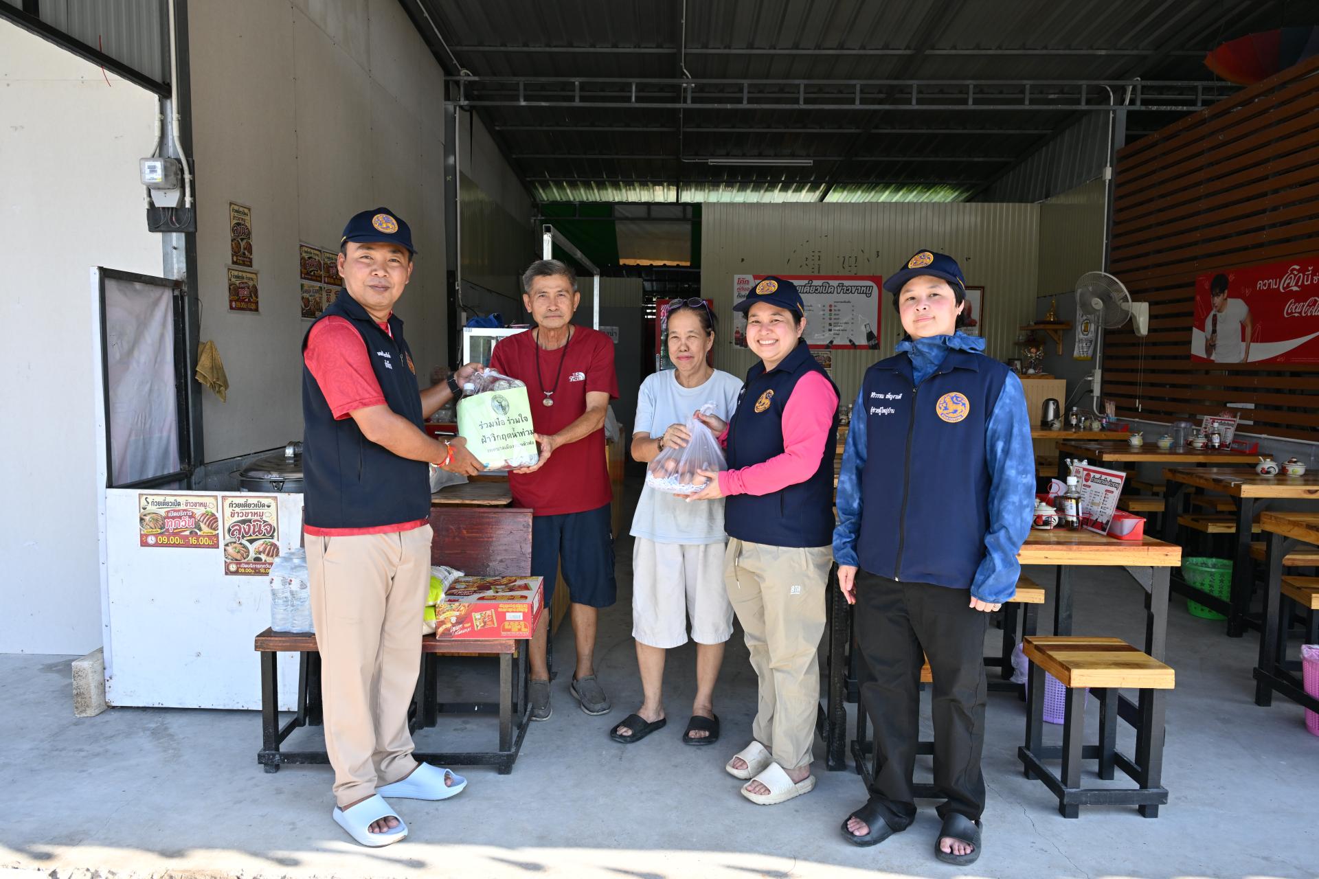 เทศบาลเมืองดอนหัวฬ่อ ลงพื้นที่มอบถุงยังชีพ พร้อมเดินหน้าศูนย์ช่วยเหลือผู้ประสบอุทกภัย