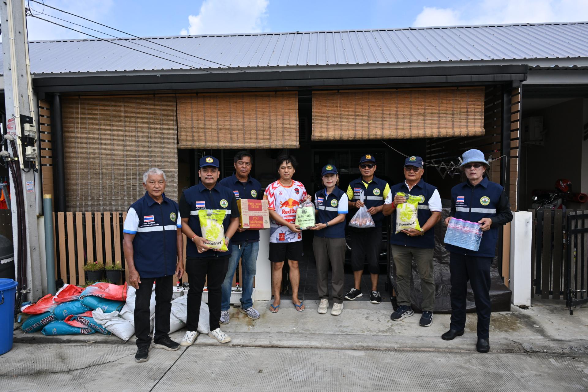 เทศบาลเมืองดอนหัวฬ่อ ลงพื้นที่มอบถุงยังชีพ พร้อมเดินหน้าศูนย์ช่วยเหลือผู้ประสบอุทกภัย