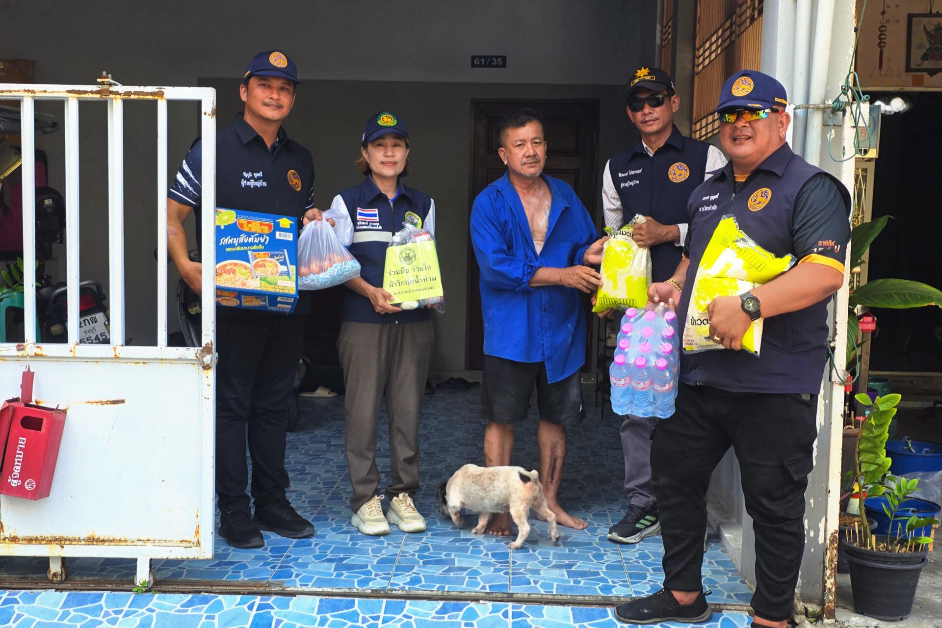 เทศบาลเมืองดอนหัวฬ่อ ลงพื้นที่มอบถุงยังชีพ พร้อมเดินหน้าศูนย์ช่วยเหลือผู้ประสบอุทกภัย