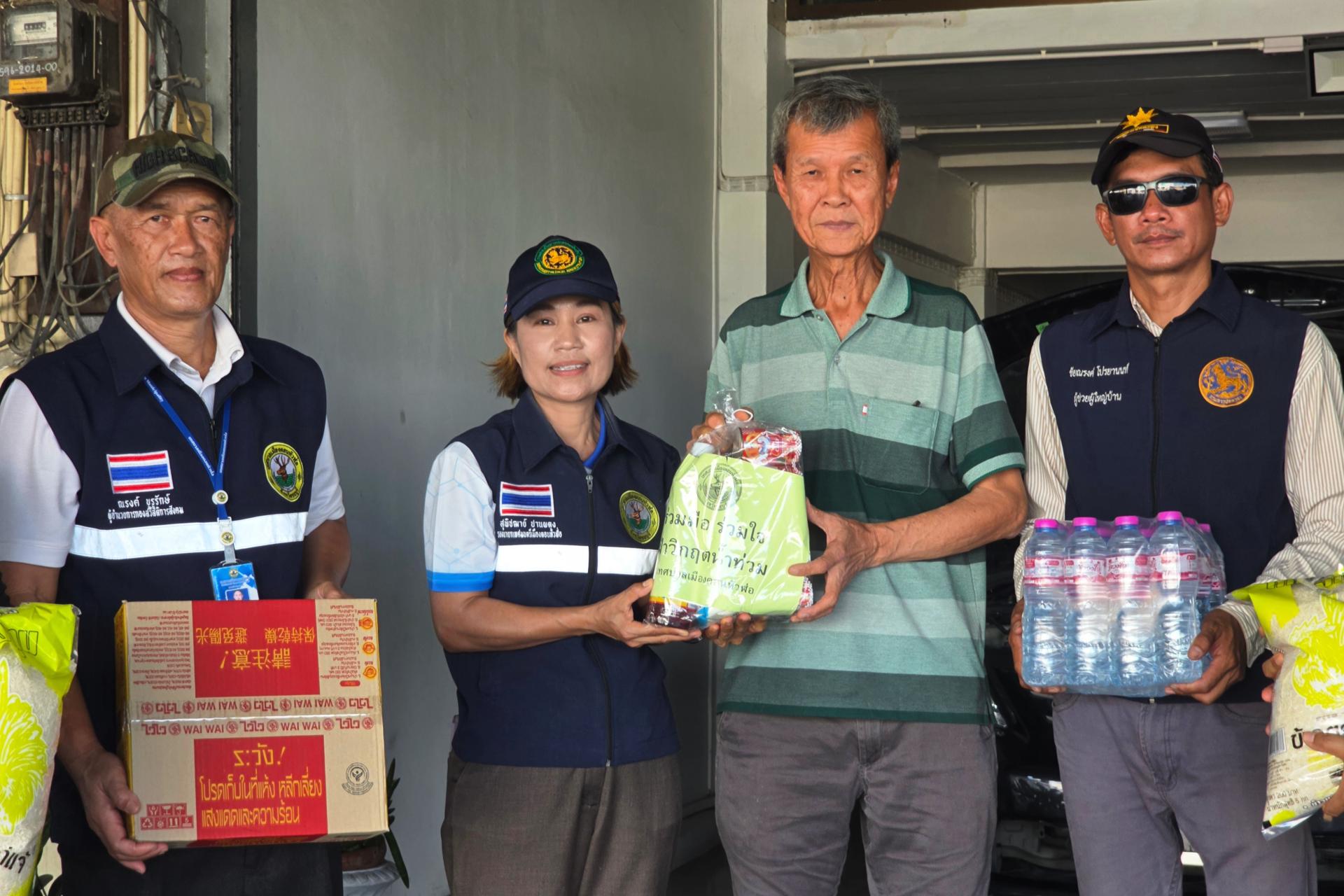 เทศบาลเมืองดอนหัวฬ่อ ลงพื้นที่มอบถุงยังชีพ พร้อมเดินหน้าศูนย์ช่วยเหลือผู้ประสบอุทกภัย