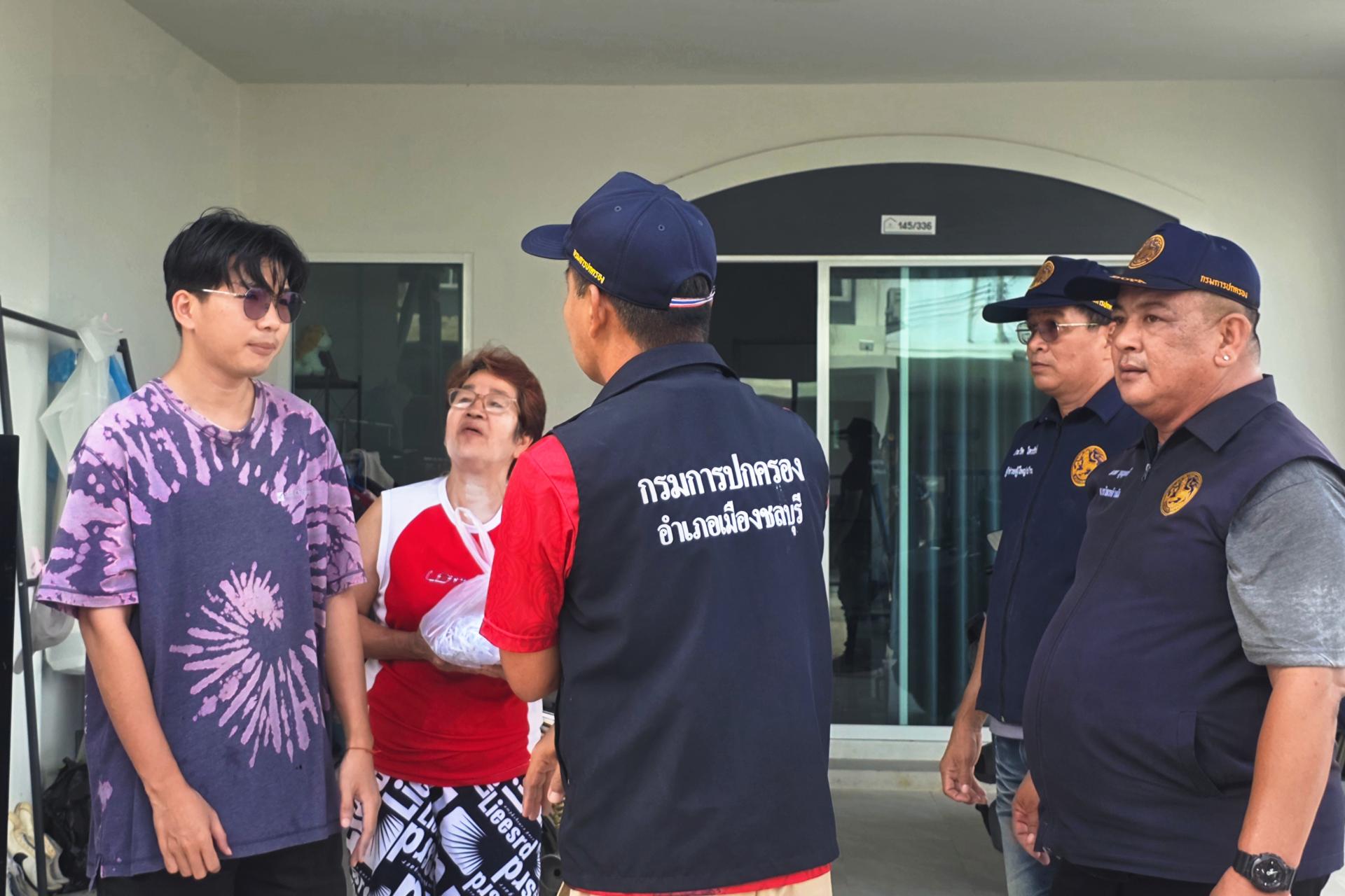 เทศบาลเมืองดอนหัวฬ่อ ลงพื้นที่มอบถุงยังชีพ พร้อมเดินหน้าศูนย์ช่วยเหลือผู้ประสบอุทกภัย
