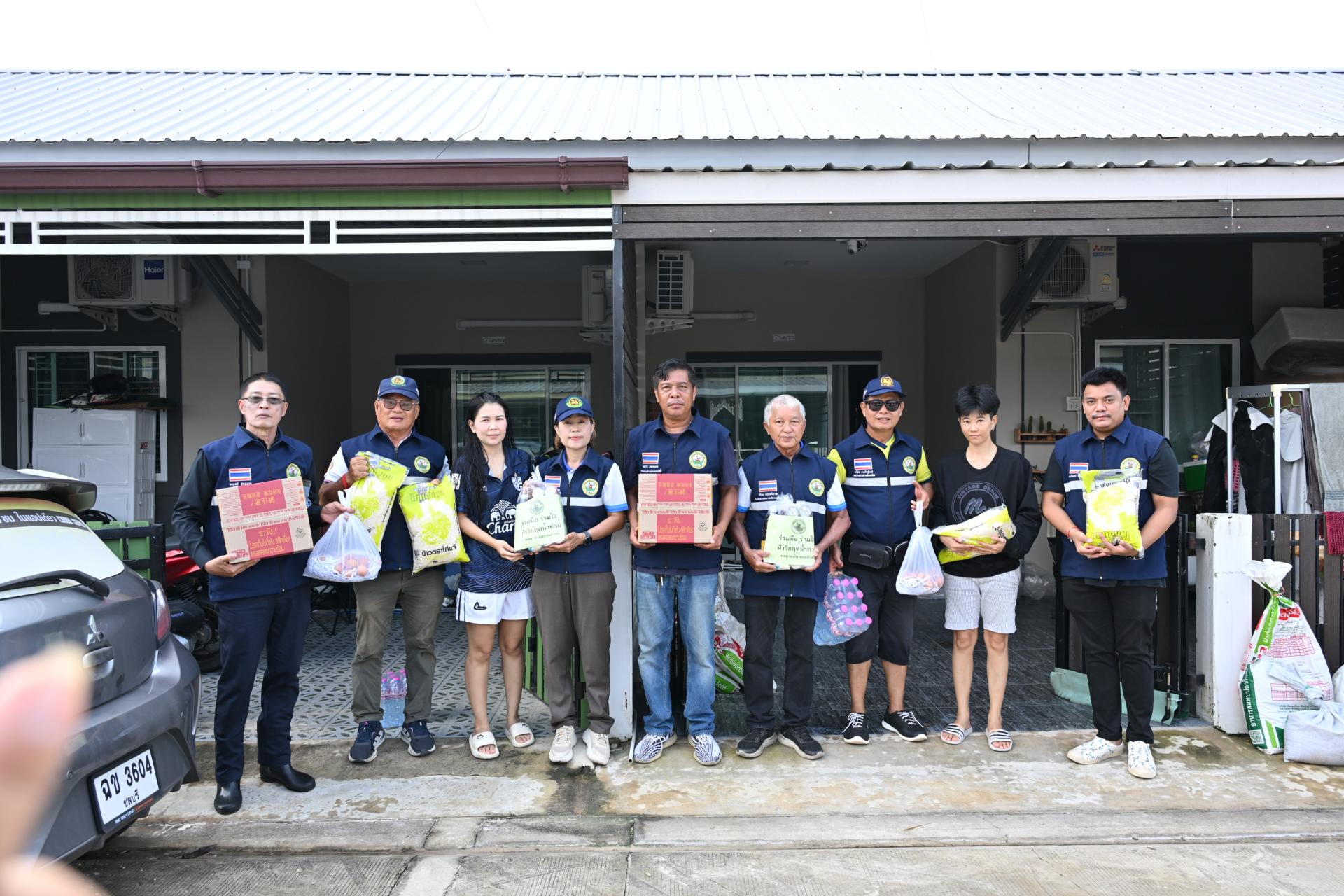 เทศบาลเมืองดอนหัวฬ่อ ลงพื้นที่มอบถุงยังชีพ พร้อมเดินหน้าศูนย์ช่วยเหลือผู้ประสบอุทกภัย