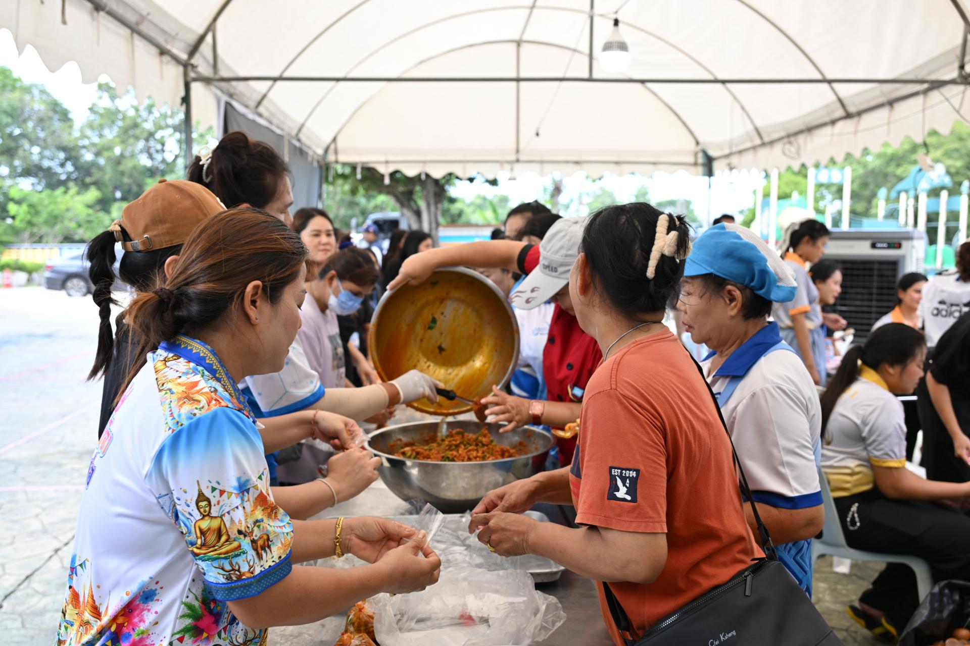 เทศบาลเมืองดอนหัวฬ่อ ลงพื้นที่มอบถุงยังชีพ พร้อมเดินหน้าศูนย์ช่วยเหลือผู้ประสบอุทกภัย