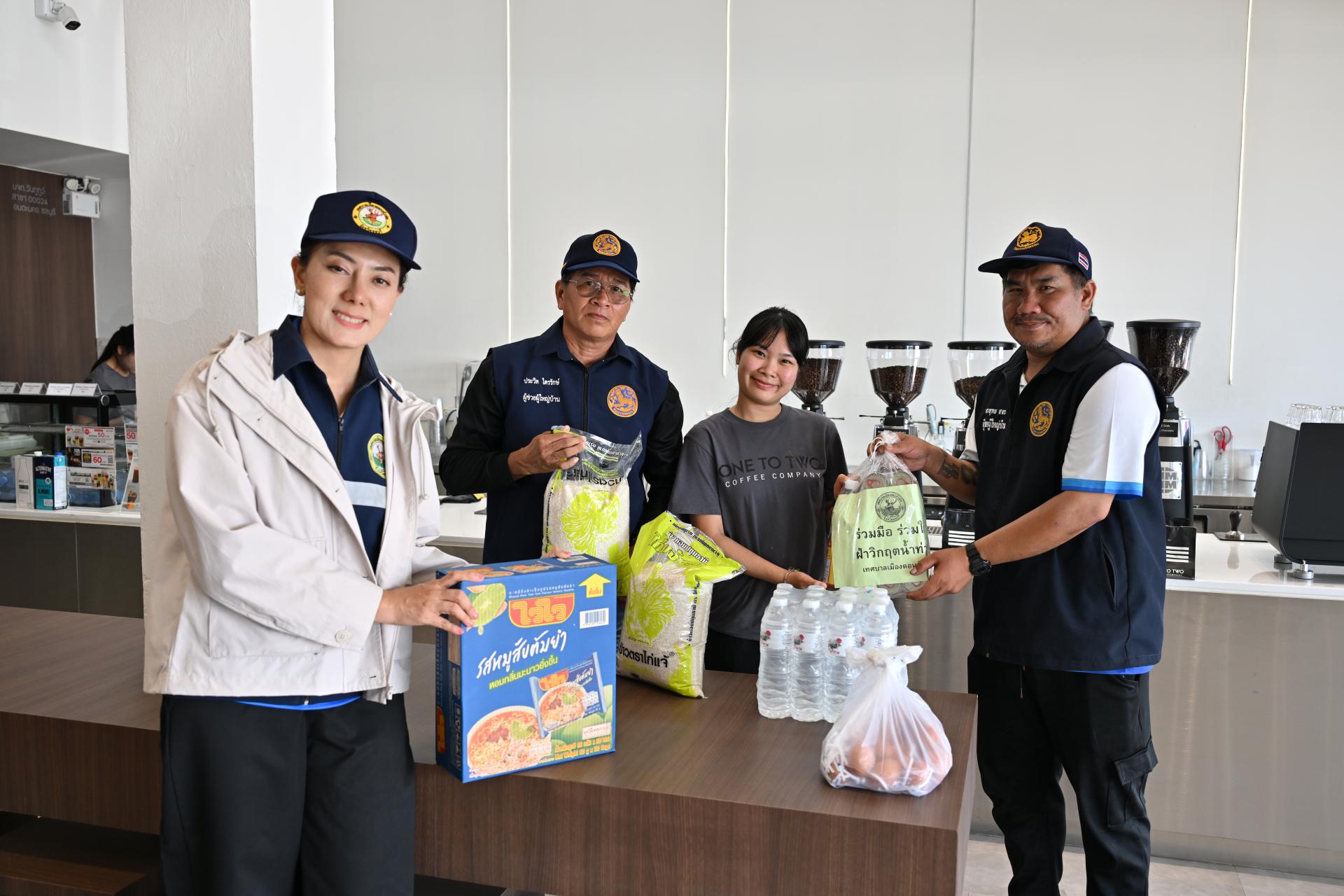 เทศบาลเมืองดอนหัวฬ่อ ลงพื้นที่มอบถุงยังชีพ พร้อมเดินหน้าศูนย์ช่วยเหลือผู้ประสบอุทกภัย