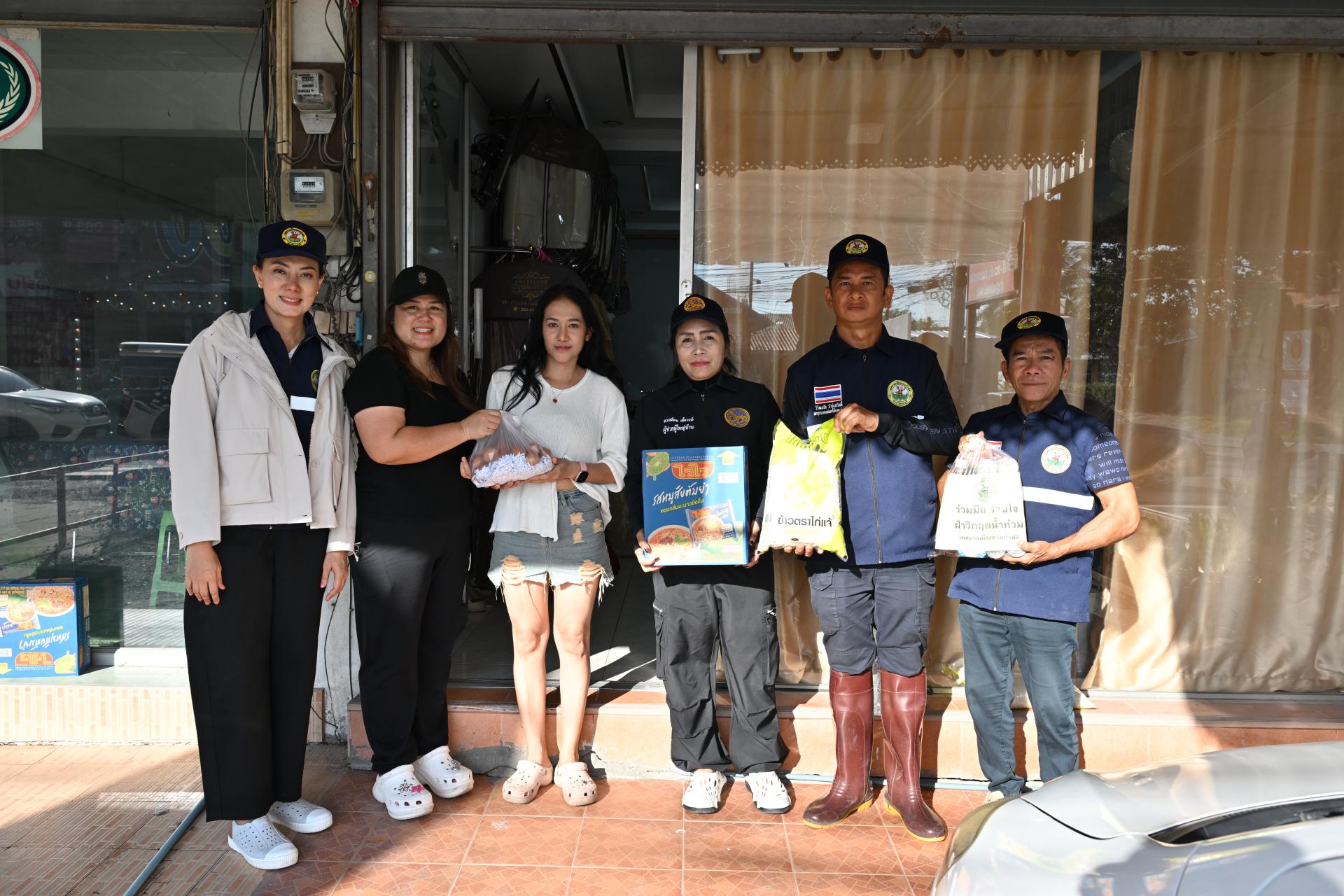 เทศบาลเมืองดอนหัวฬ่อ ลงพื้นที่มอบถุงยังชีพ พร้อมเดินหน้าศูนย์ช่วยเหลือผู้ประสบอุทกภัย
