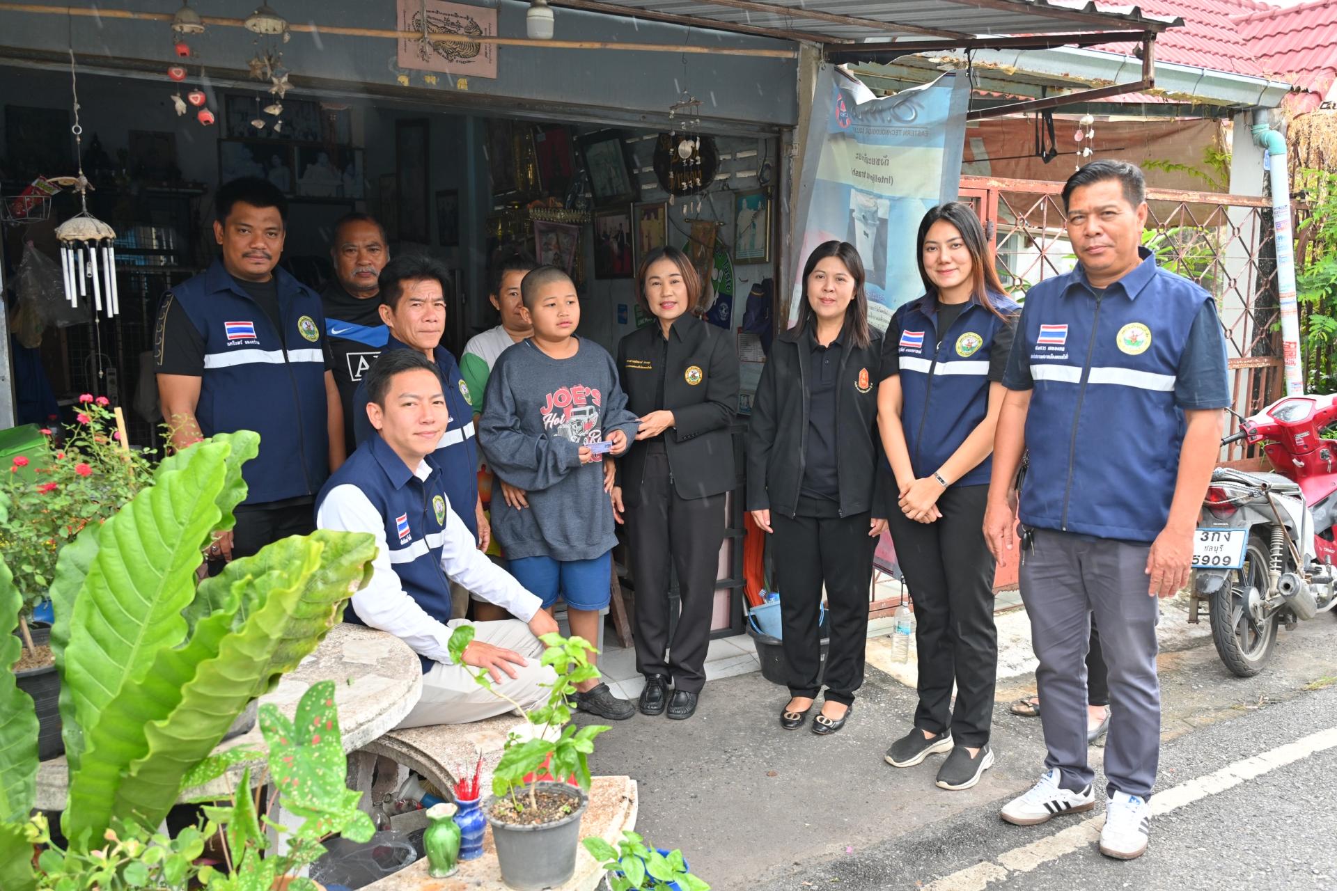 รองนายกเทศมนตรีเมืองดอนหัวฬ่อ พร้อมด้วยสมาชิกสภาเทศบาลเมืองดอนหัวฬ่อ และเจ้าหน้าที่กองสวัสดิการสังคม ลงพื้นที่มอบบัตรผู้พิการรายใหม่ จำนวน 3 ราย และมอบรถเข็นผู้ป่วย (วีลแชร์) จำนวน 1 ราย