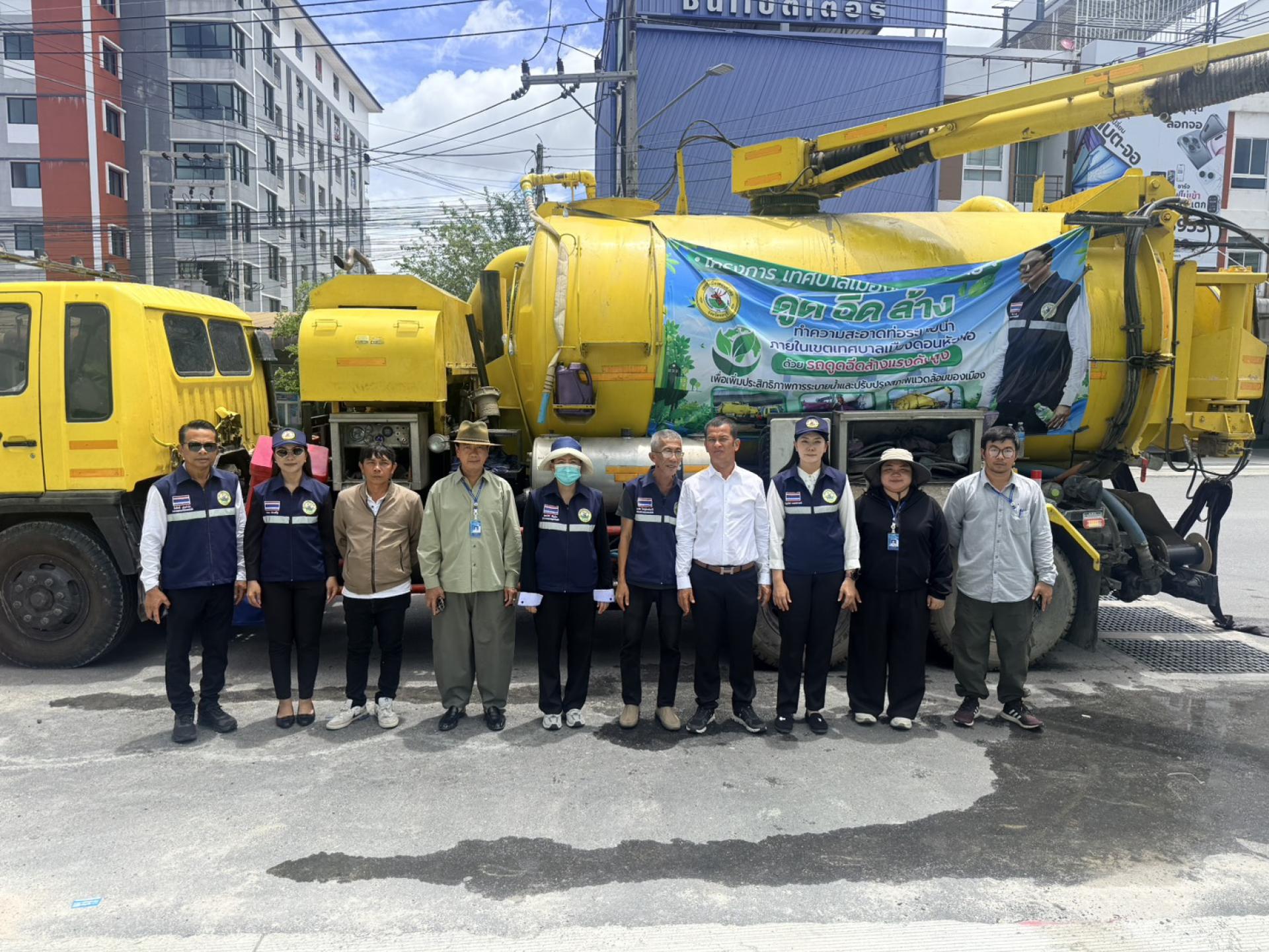 รองนายกเทศมนตรีเมืองดอนหัวฬ่อ พร้อมด้วยคณะผู้บริหาร ดำเนินการตรวจสอบติดตามการปฏิบัติงานดูดฉีดล้างท่อระบายน้ำ