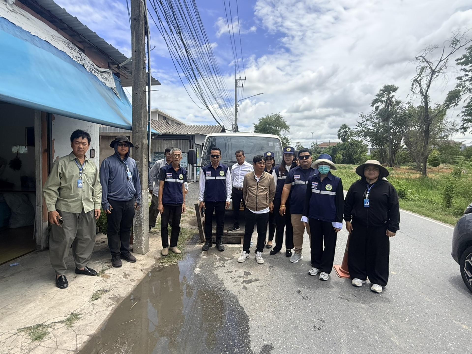 รองนายกเทศมนตรีเมืองดอนหัวฬ่อ พร้อมด้วยคณะผู้บริหาร ดำเนินการตรวจสอบติดตามการปฏิบัติงานดูดฉีดล้างท่อระบายน้ำ