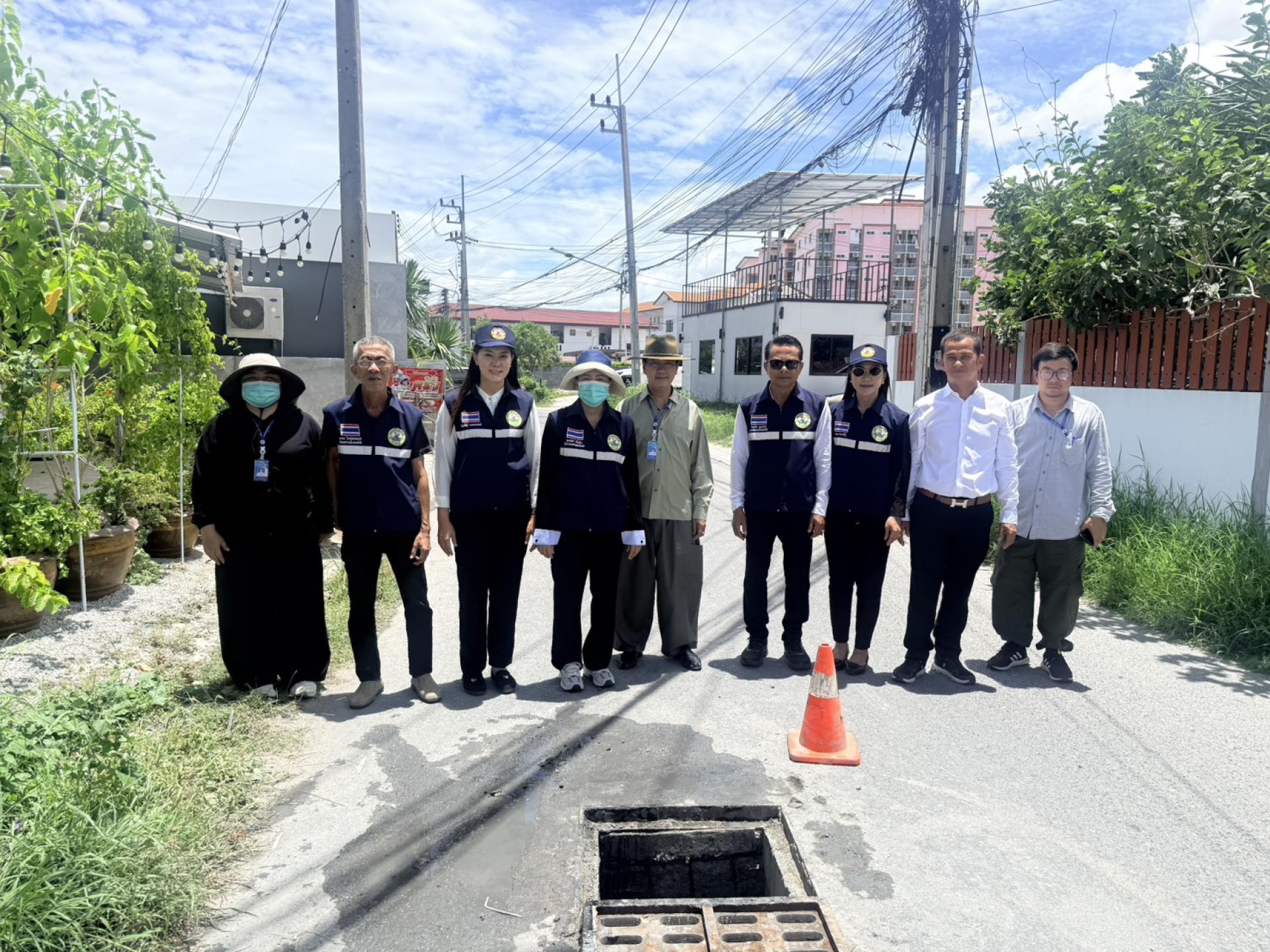 รองนายกเทศมนตรีเมืองดอนหัวฬ่อ พร้อมด้วยคณะผู้บริหาร ดำเนินการตรวจสอบติดตามการปฏิบัติงานดูดฉีดล้างท่อระบายน้ำ