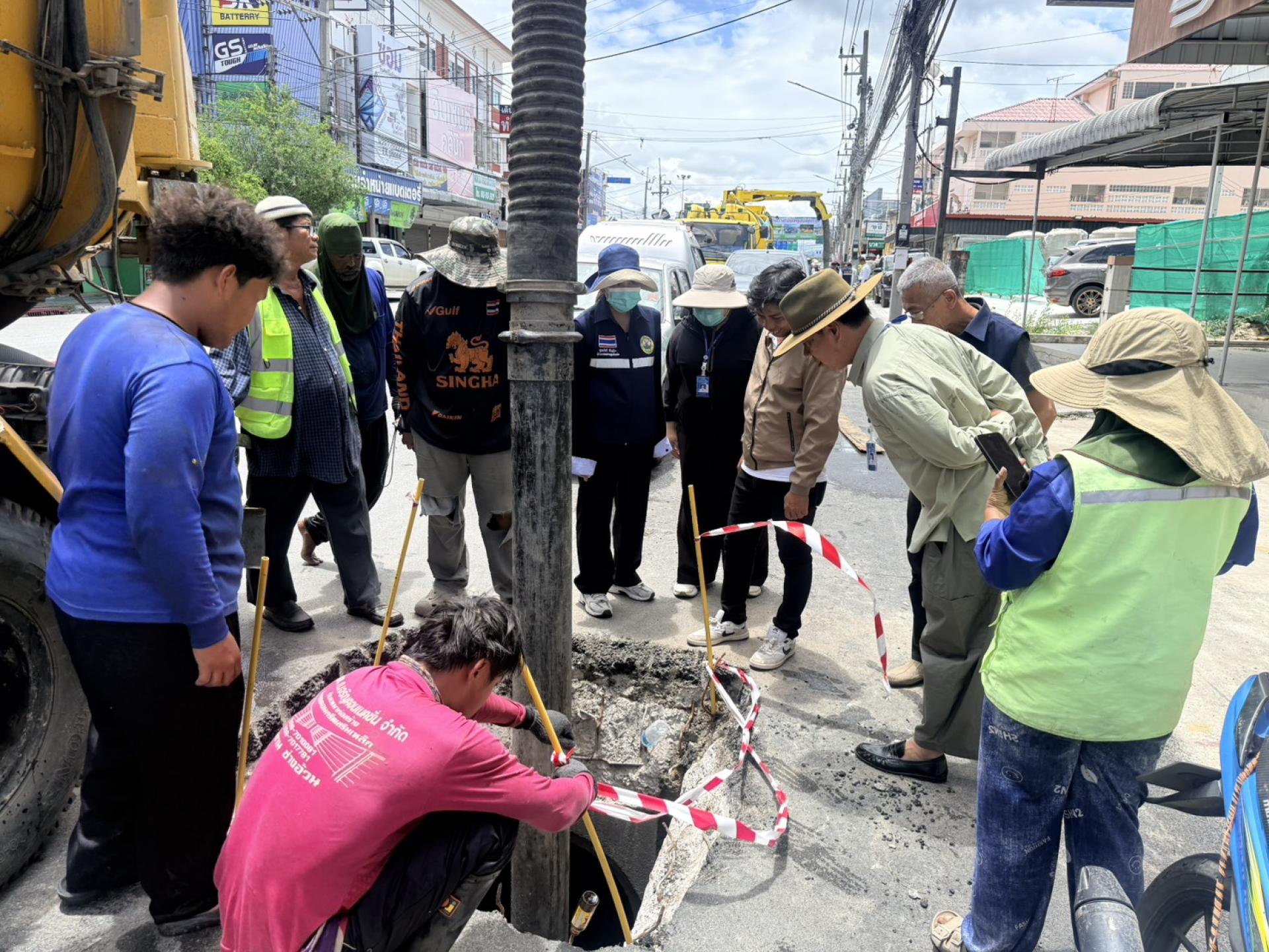 รองนายกเทศมนตรีเมืองดอนหัวฬ่อ พร้อมด้วยคณะผู้บริหาร ดำเนินการตรวจสอบติดตามการปฏิบัติงานดูดฉีดล้างท่อระบายน้ำ