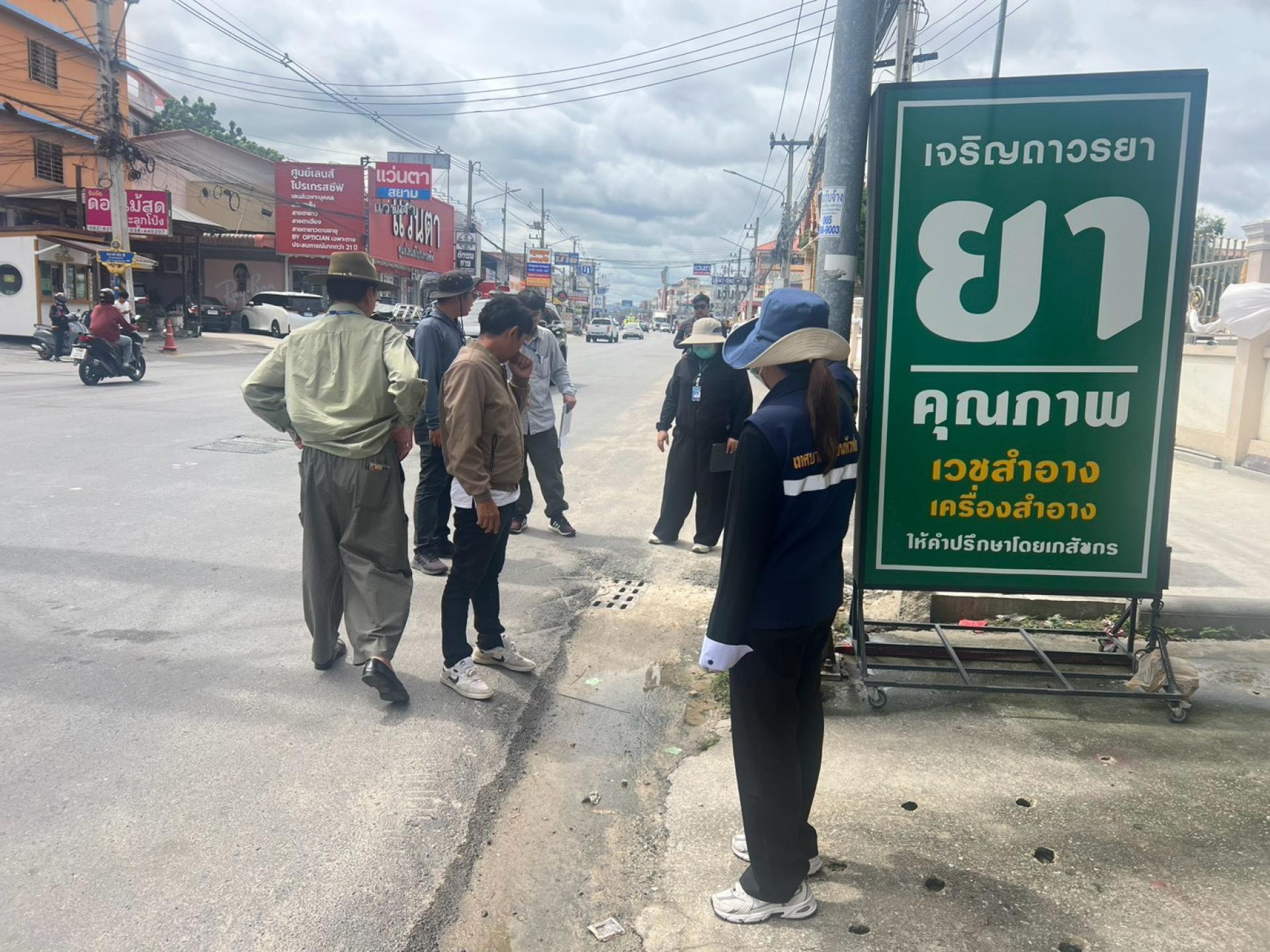 รองนายกเทศมนตรีเมืองดอนหัวฬ่อ พร้อมด้วยคณะผู้บริหาร ดำเนินการตรวจสอบติดตามการปฏิบัติงานดูดฉีดล้างท่อระบายน้ำ