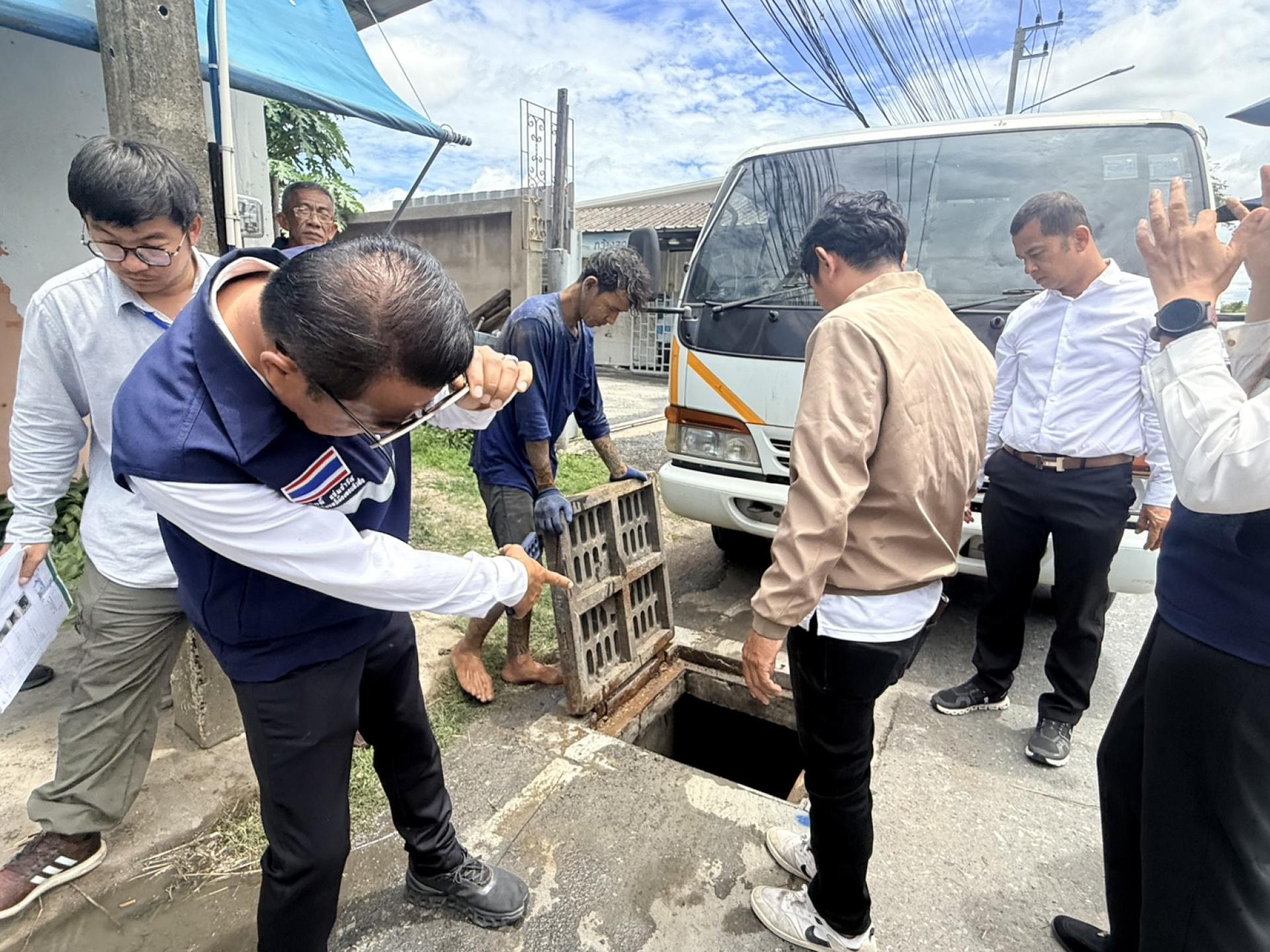 รองนายกเทศมนตรีเมืองดอนหัวฬ่อ พร้อมด้วยคณะผู้บริหาร ดำเนินการตรวจสอบติดตามการปฏิบัติงานดูดฉีดล้างท่อระบายน้ำ