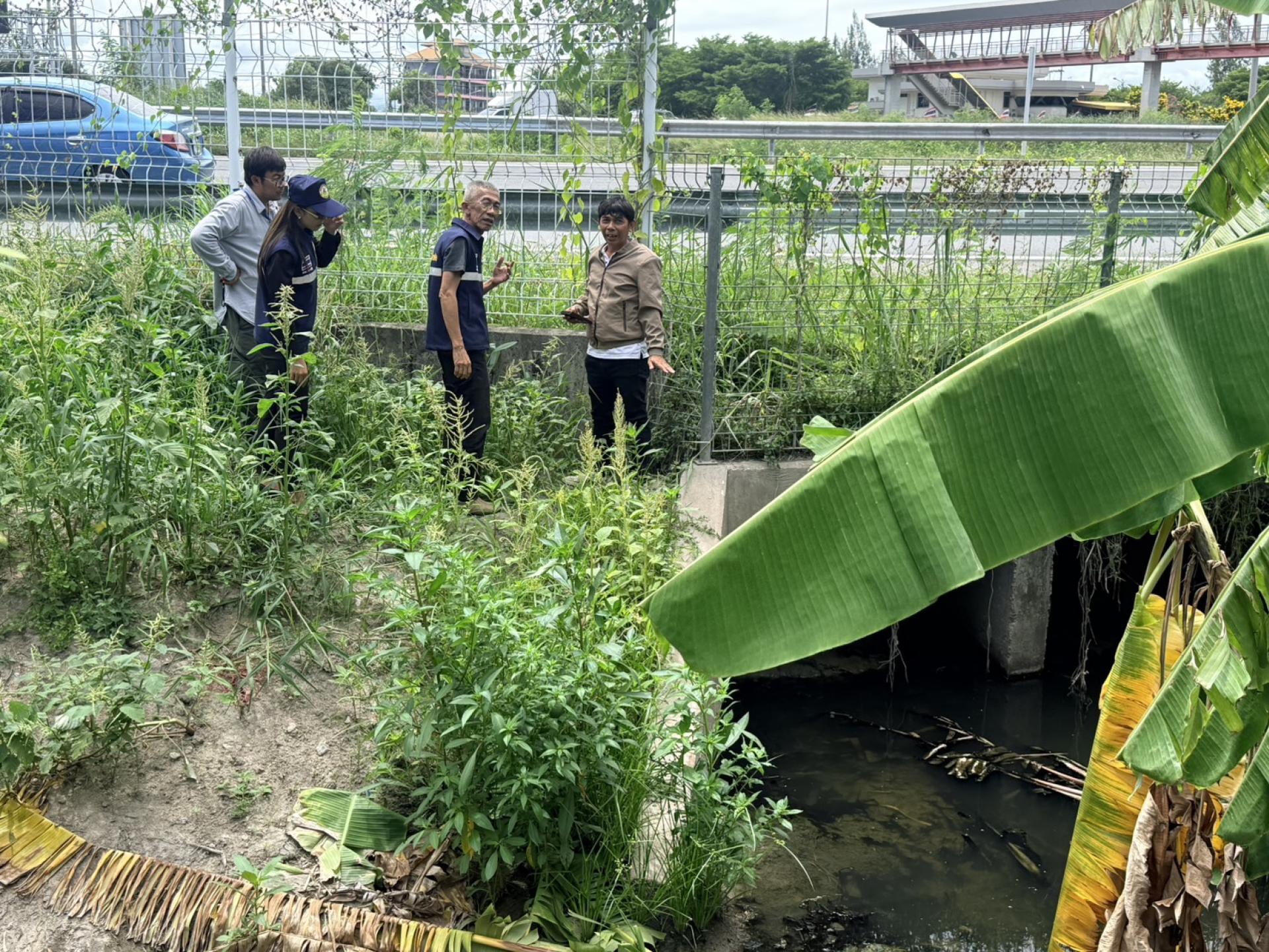รองนายกเทศมนตรีเมืองดอนหัวฬ่อ พร้อมด้วยคณะผู้บริหาร ดำเนินการตรวจสอบติดตามการปฏิบัติงานดูดฉีดล้างท่อระบายน้ำ