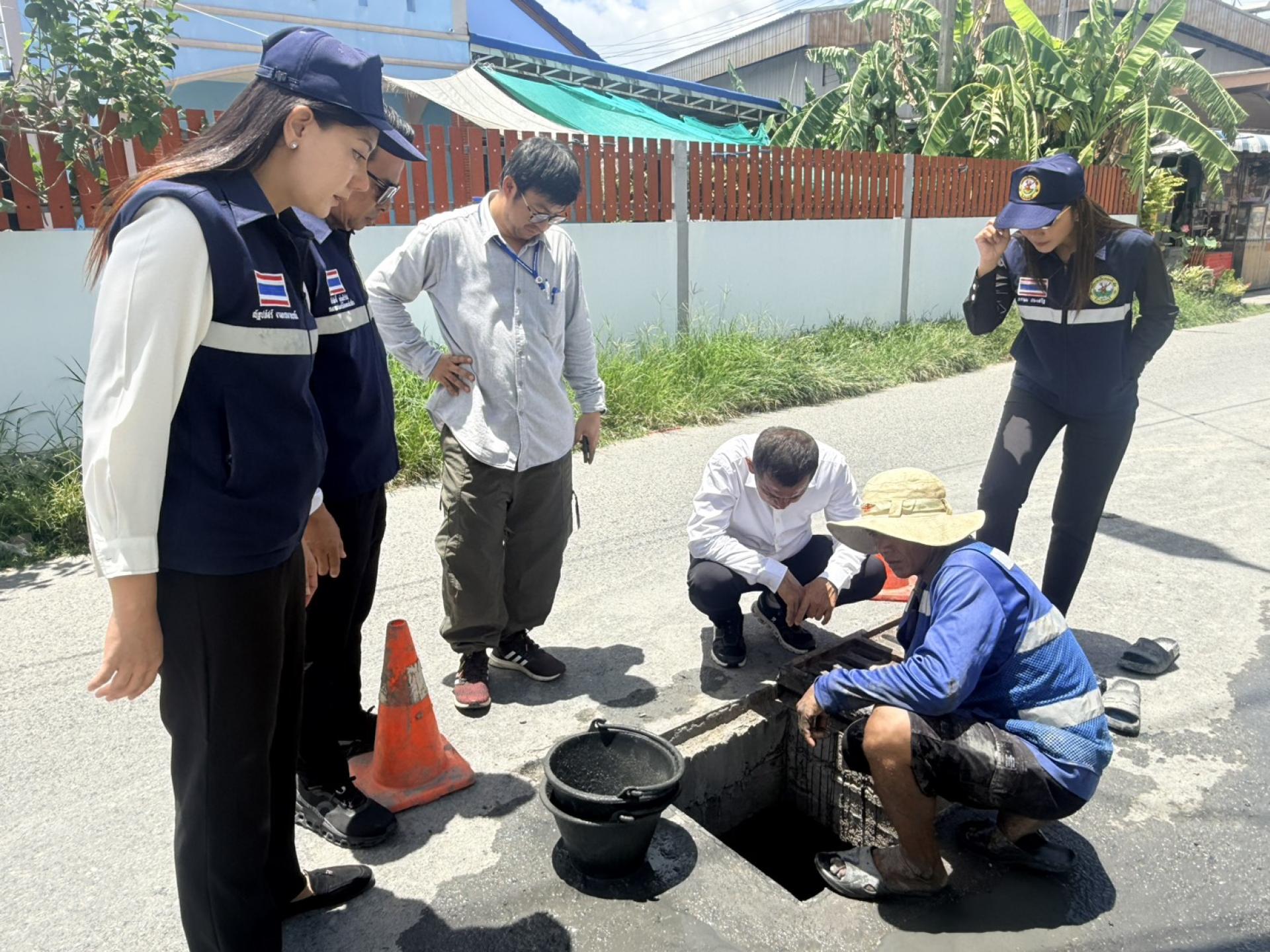 รองนายกเทศมนตรีเมืองดอนหัวฬ่อ พร้อมด้วยคณะผู้บริหาร ดำเนินการตรวจสอบติดตามการปฏิบัติงานดูดฉีดล้างท่อระบายน้ำ