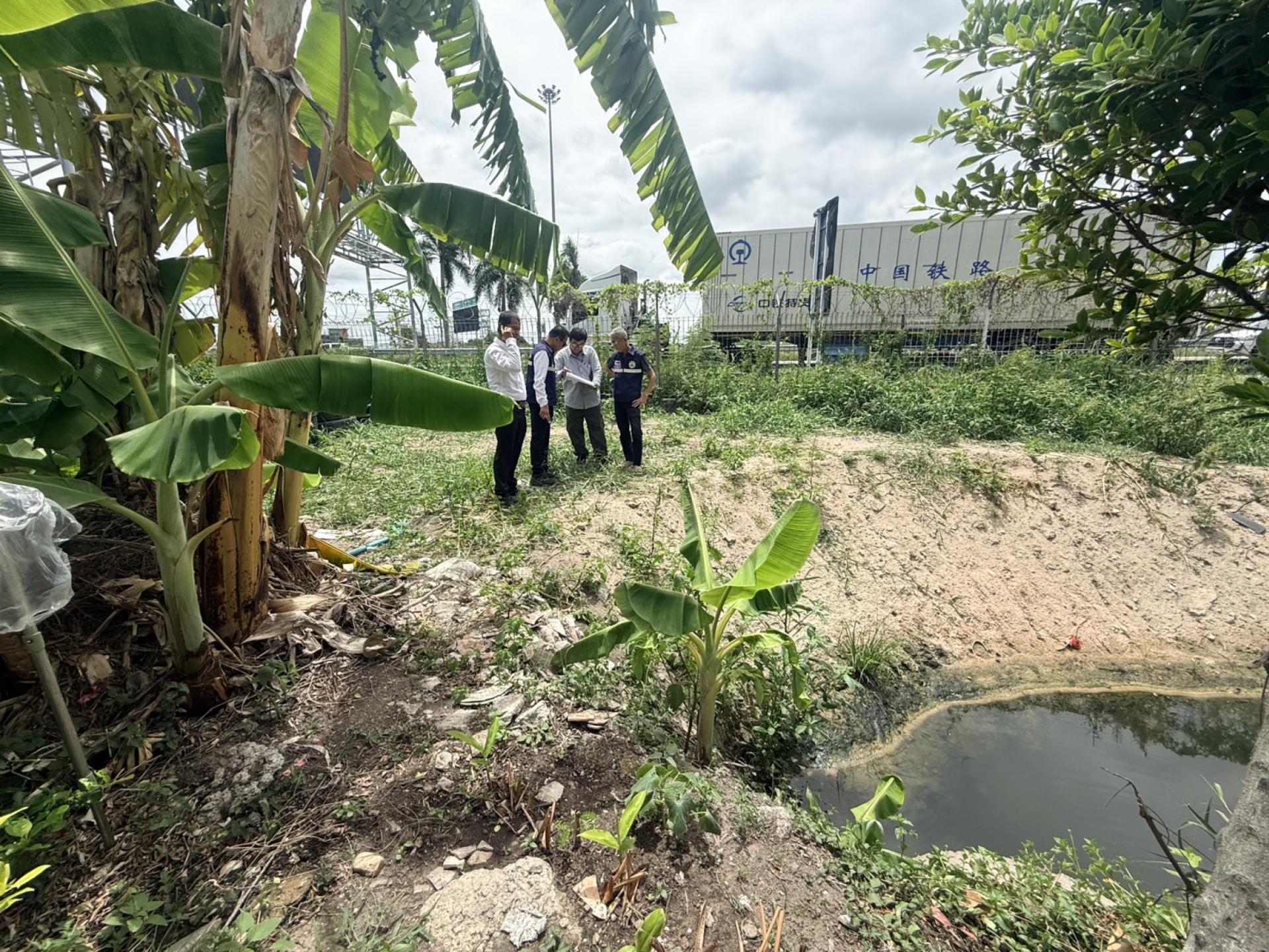 รองนายกเทศมนตรีเมืองดอนหัวฬ่อ พร้อมด้วยคณะผู้บริหาร ดำเนินการตรวจสอบติดตามการปฏิบัติงานดูดฉีดล้างท่อระบายน้ำ