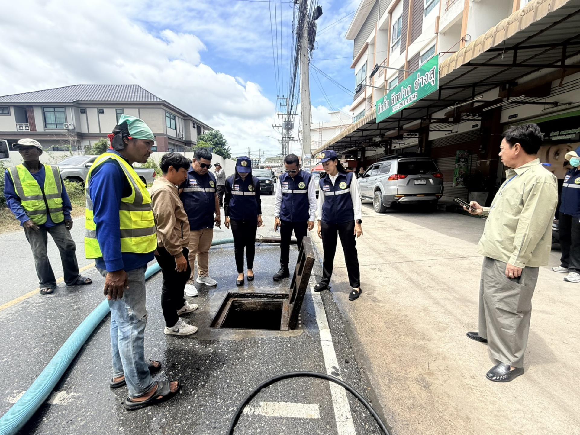 รองนายกเทศมนตรีเมืองดอนหัวฬ่อ พร้อมด้วยคณะผู้บริหาร ดำเนินการตรวจสอบติดตามการปฏิบัติงานดูดฉีดล้างท่อระบายน้ำ