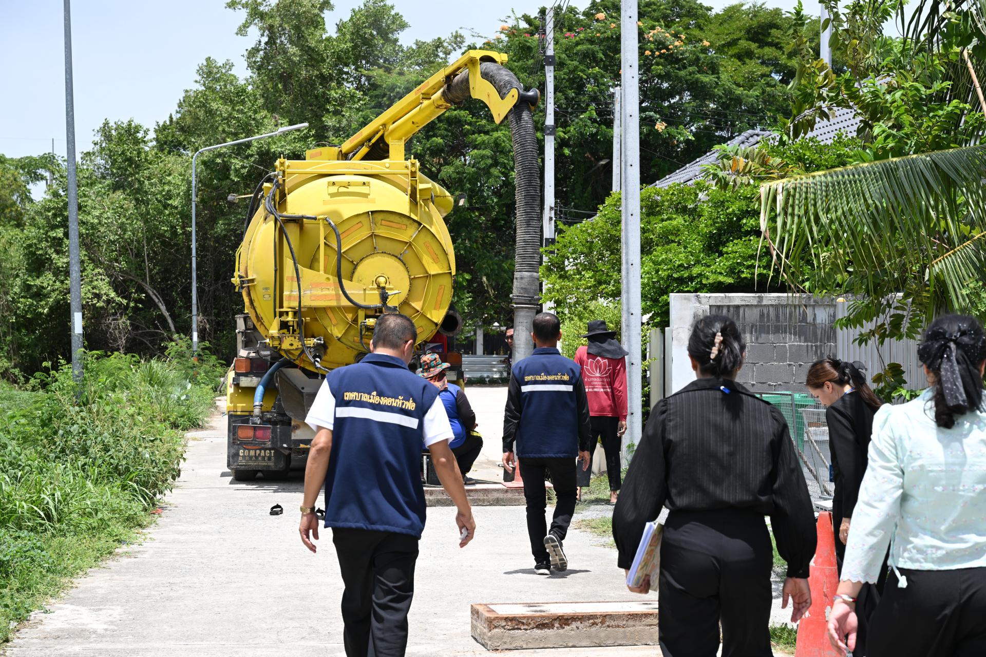 นายกเทศมนตรีเมืองดอนหัวฬ่อ พร้อมด้วยคณะผู้บริหาร ลงพื้นที่ตรวจสอบและติดตามการปฏิบัติงานดูดฉีดล้างท่อระบายน้ำ เพื่อเพิ่มประสิทธิภาพการระบายน้ำในพื้นที่
