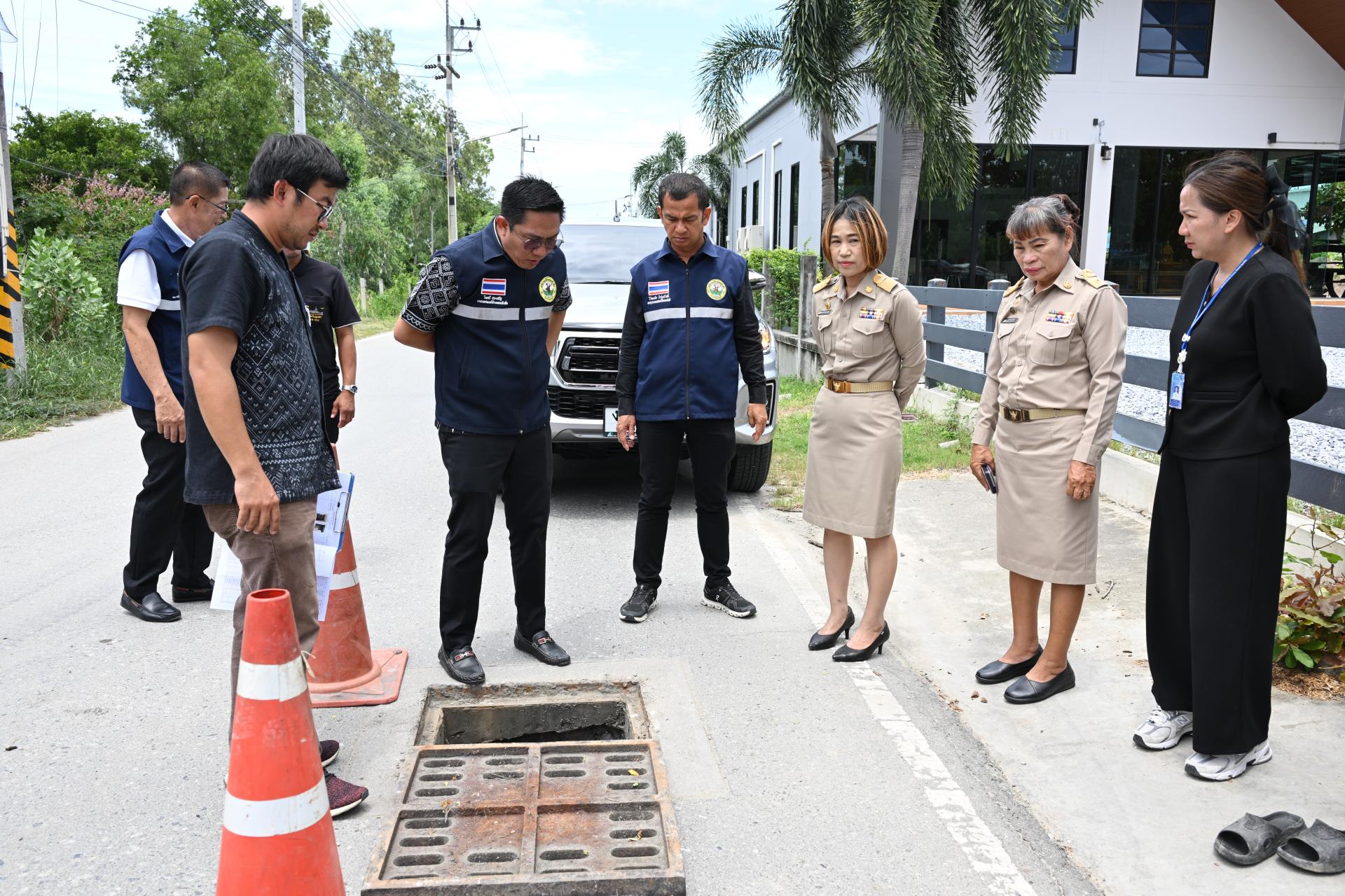 นายกเทศมนตรีเมืองดอนหัวฬ่อ พร้อมด้วยคณะผู้บริหาร ลงพื้นที่ตรวจสอบและติดตามการปฏิบัติงานดูดฉีดล้างท่อระบายน้ำ เพื่อเพิ่มประสิทธิภาพการระบายน้ำในพื้นที่