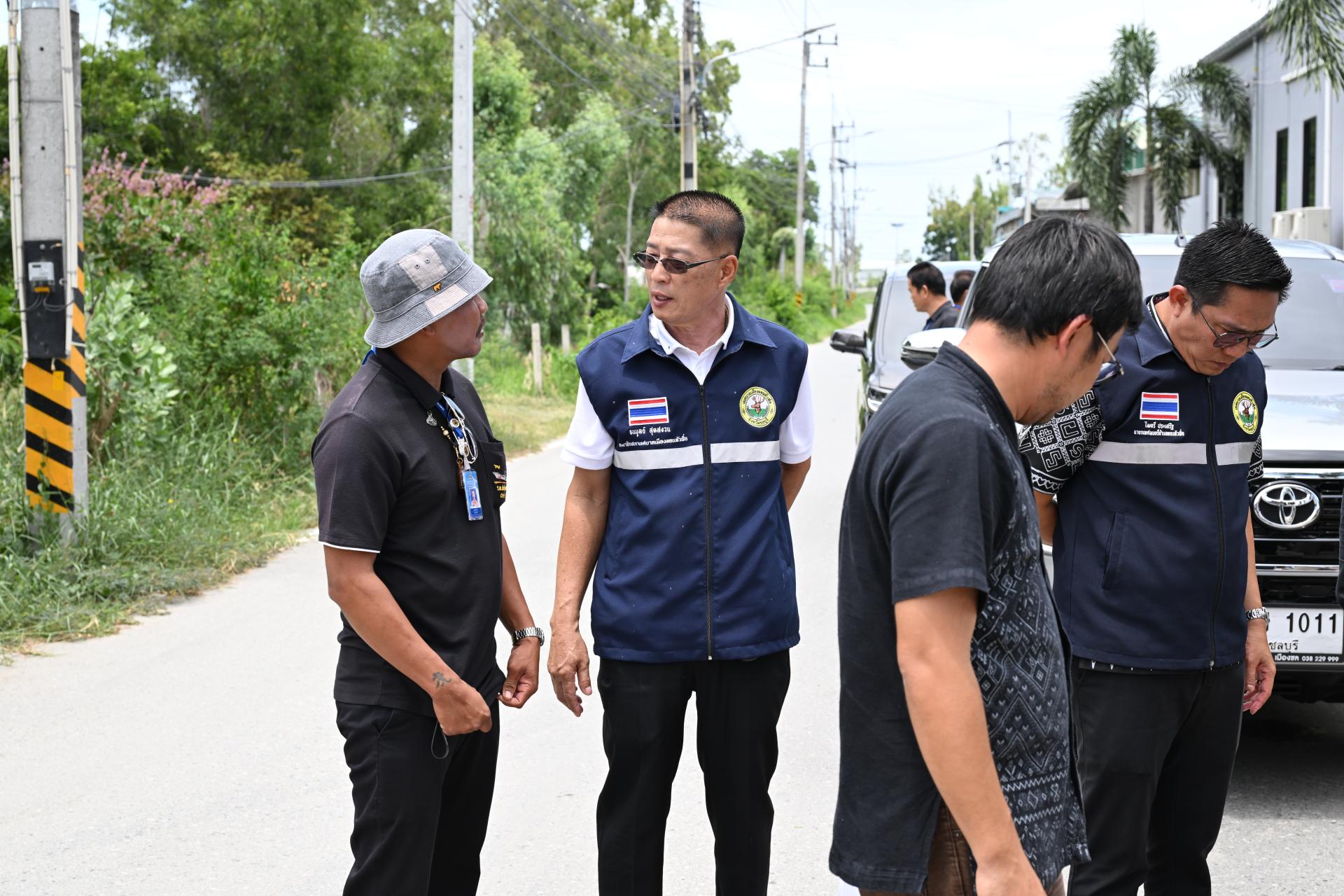 นายกเทศมนตรีเมืองดอนหัวฬ่อ พร้อมด้วยคณะผู้บริหาร ลงพื้นที่ตรวจสอบและติดตามการปฏิบัติงานดูดฉีดล้างท่อระบายน้ำ เพื่อเพิ่มประสิทธิภาพการระบายน้ำในพื้นที่