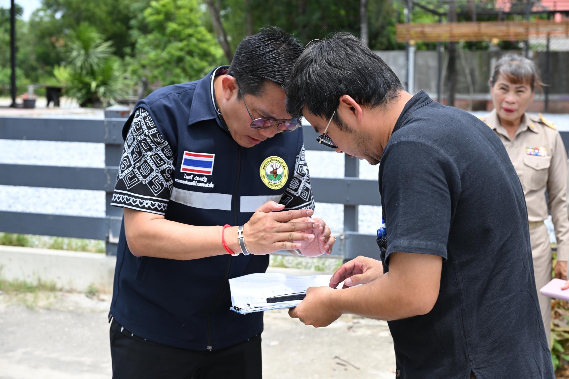 นายกเทศมนตรีเมืองดอนหัวฬ่อ พร้อมด้วยคณะผู้บริหาร ลงพื้นที่ตรวจสอบและติดตามการปฏิบัติงานดูดฉีดล้างท่อระบายน้ำ เพื่อเพิ่มประสิทธิภาพการระบายน้ำในพื้นที่