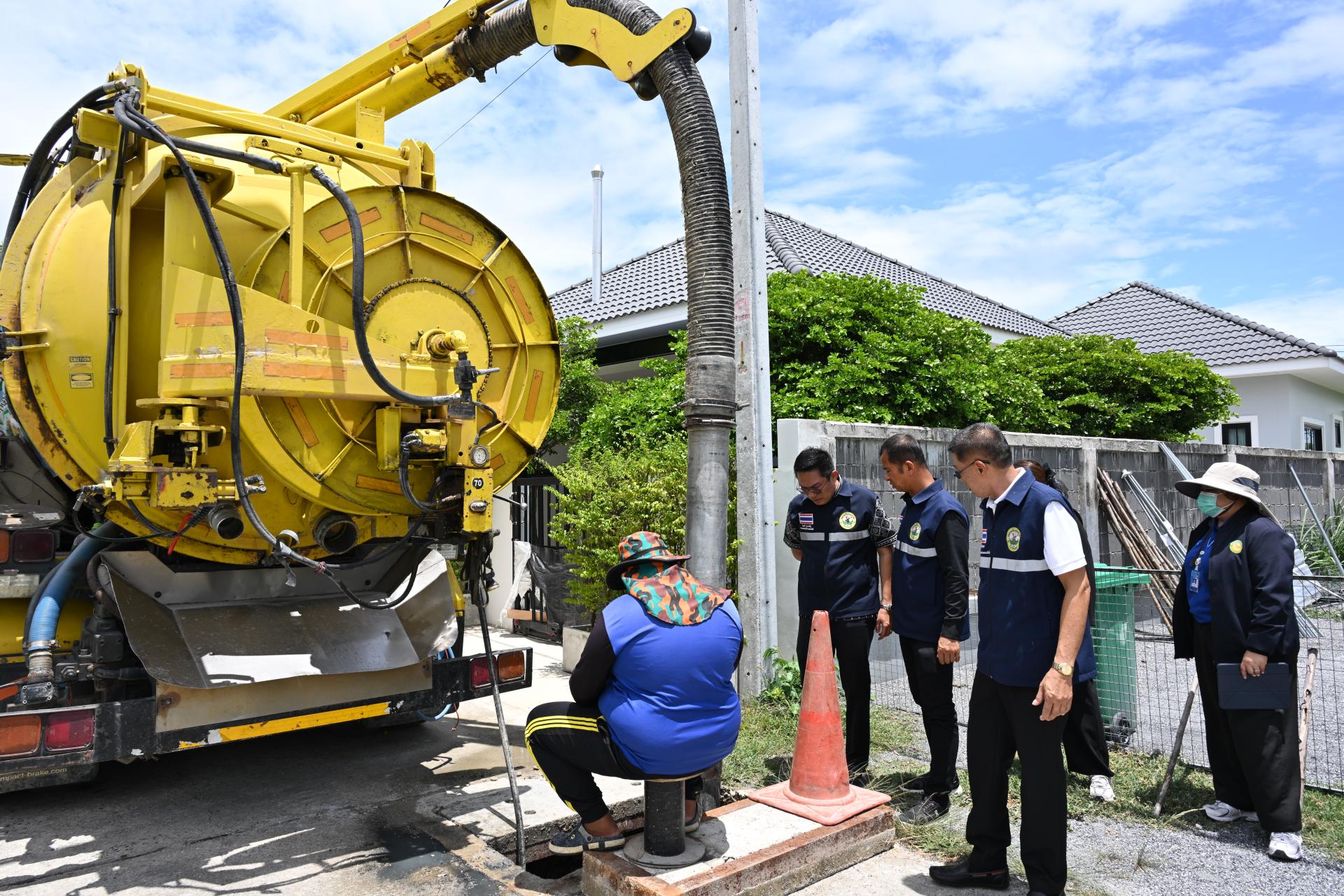 นายกเทศมนตรีเมืองดอนหัวฬ่อ พร้อมด้วยคณะผู้บริหาร ลงพื้นที่ตรวจสอบและติดตามการปฏิบัติงานดูดฉีดล้างท่อระบายน้ำ เพื่อเพิ่มประสิทธิภาพการระบายน้ำในพื้นที่