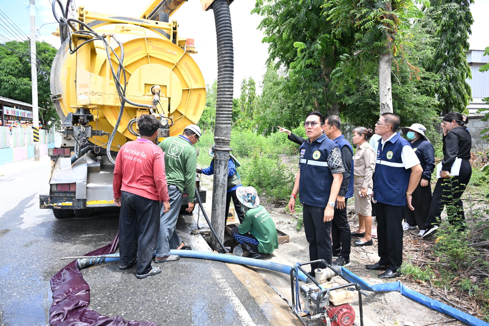 นายกเทศมนตรีเมืองดอนหัวฬ่อ พร้อมด้วยคณะผู้บริหาร ลงพื้นที่ตรวจสอบและติดตามการปฏิบัติงานดูดฉีดล้างท่อระบายน้ำ เพื่อเพิ่มประสิทธิภาพการระบายน้ำในพื้นที่