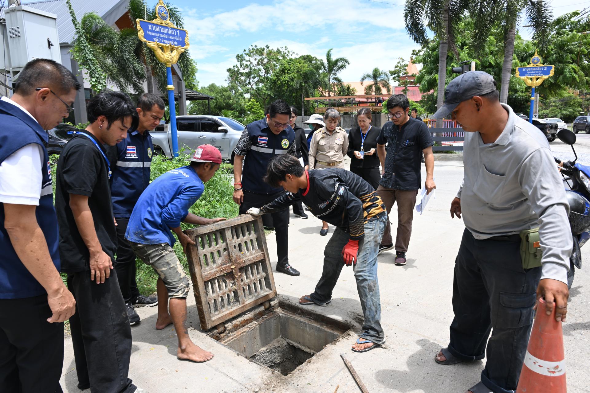 นายกเทศมนตรีเมืองดอนหัวฬ่อ พร้อมด้วยคณะผู้บริหาร ลงพื้นที่ตรวจสอบและติดตามการปฏิบัติงานดูดฉีดล้างท่อระบายน้ำ เพื่อเพิ่มประสิทธิภาพการระบายน้ำในพื้นที่