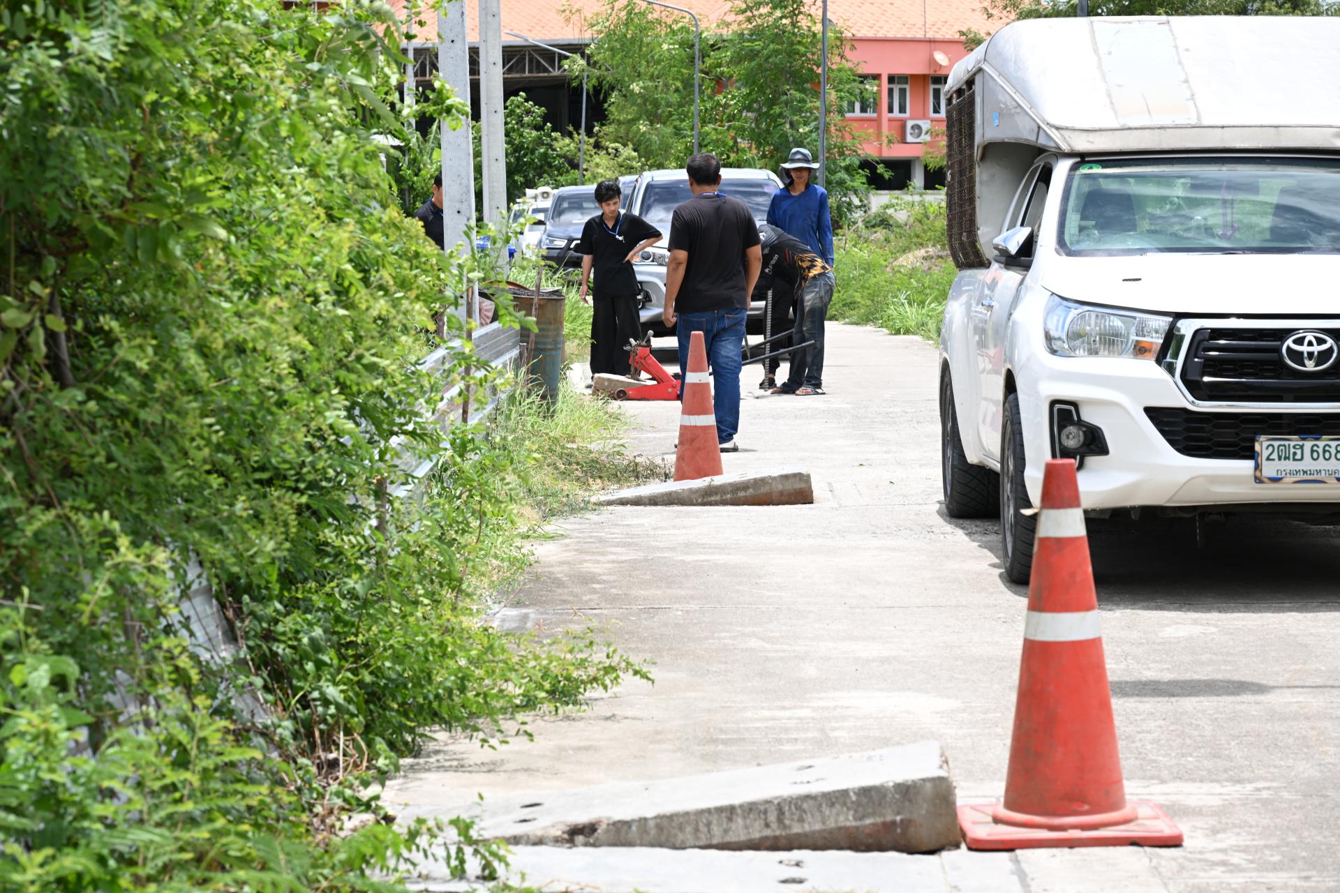 นายกเทศมนตรีเมืองดอนหัวฬ่อ พร้อมด้วยคณะผู้บริหาร ลงพื้นที่ตรวจสอบและติดตามการปฏิบัติงานดูดฉีดล้างท่อระบายน้ำ เพื่อเพิ่มประสิทธิภาพการระบายน้ำในพื้นที่