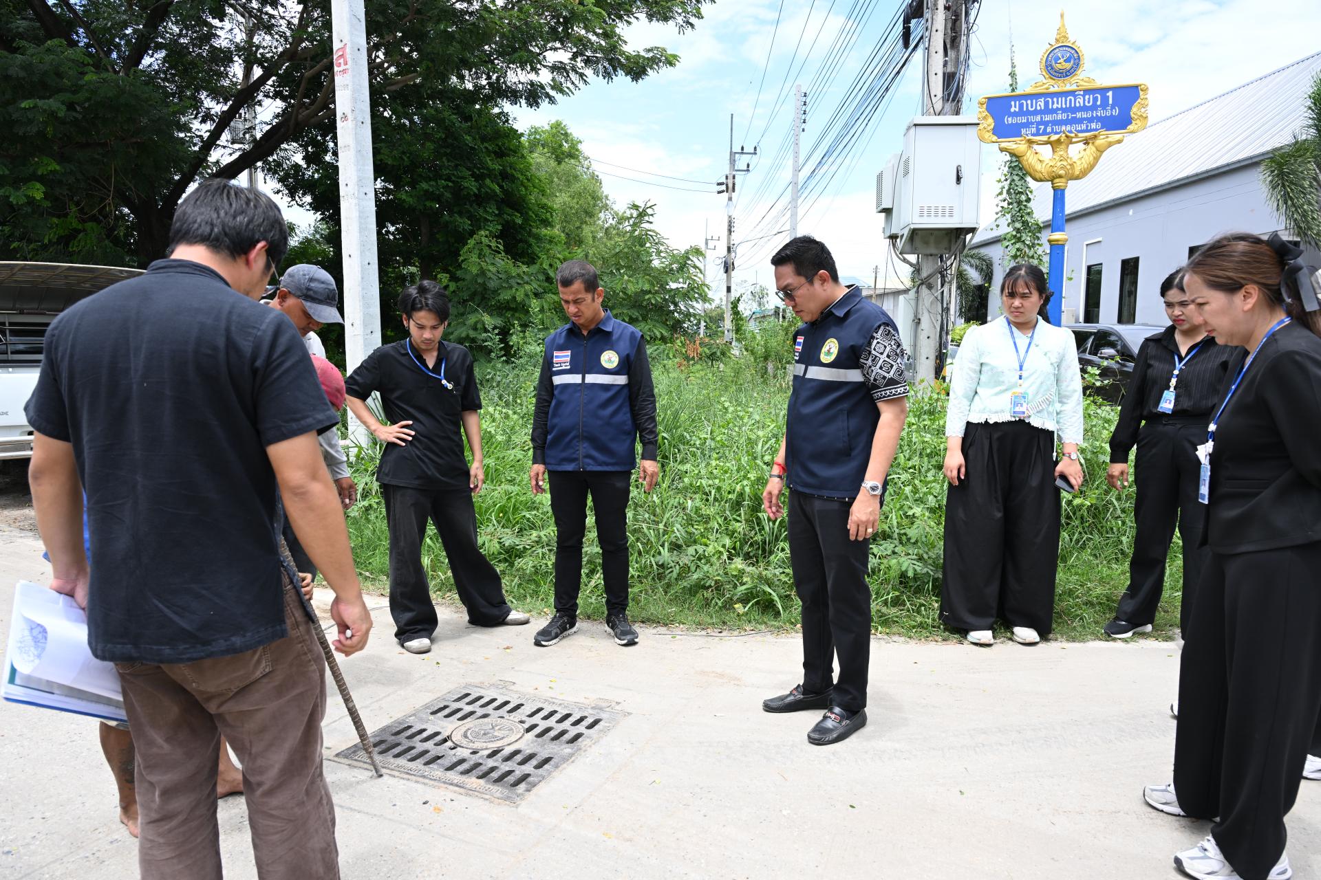 นายกเทศมนตรีเมืองดอนหัวฬ่อ พร้อมด้วยคณะผู้บริหาร ลงพื้นที่ตรวจสอบและติดตามการปฏิบัติงานดูดฉีดล้างท่อระบายน้ำ เพื่อเพิ่มประสิทธิภาพการระบายน้ำในพื้นที่
