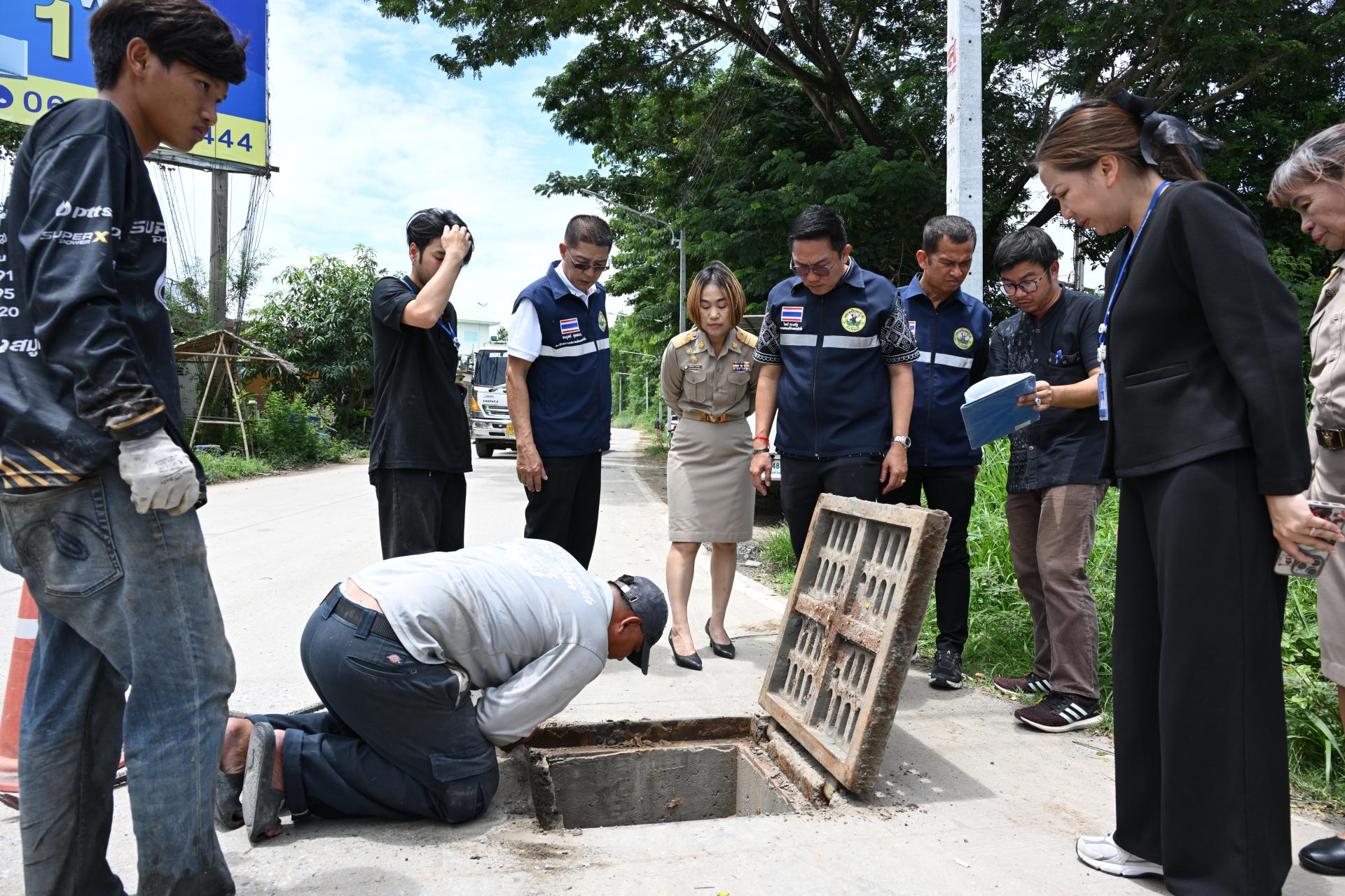 นายกเทศมนตรีเมืองดอนหัวฬ่อ พร้อมด้วยคณะผู้บริหาร ลงพื้นที่ตรวจสอบและติดตามการปฏิบัติงานดูดฉีดล้างท่อระบายน้ำ เพื่อเพิ่มประสิทธิภาพการระบายน้ำในพื้นที่