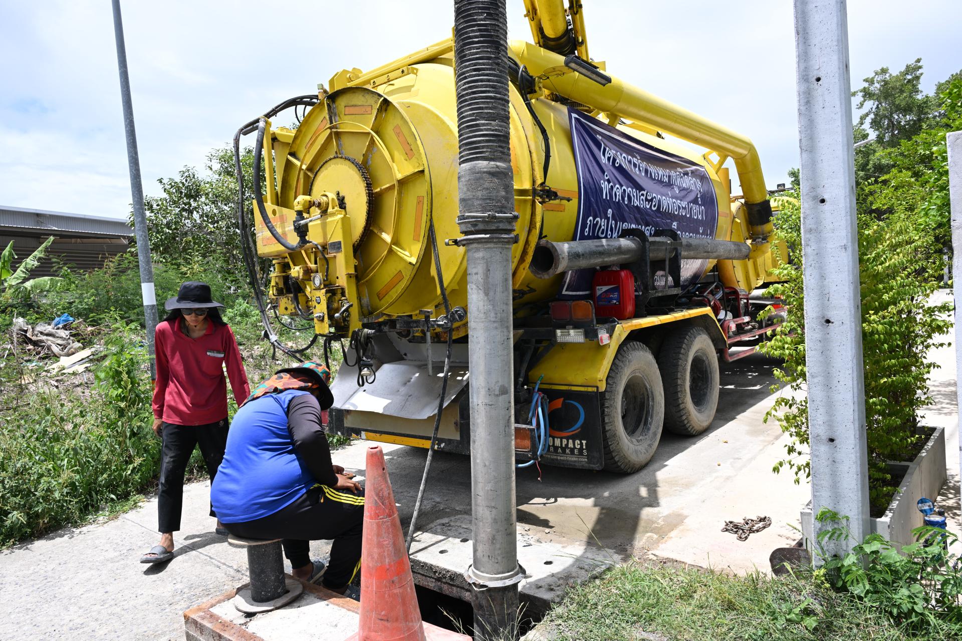 นายกเทศมนตรีเมืองดอนหัวฬ่อ พร้อมด้วยคณะผู้บริหาร ลงพื้นที่ตรวจสอบและติดตามการปฏิบัติงานดูดฉีดล้างท่อระบายน้ำ เพื่อเพิ่มประสิทธิภาพการระบายน้ำในพื้นที่