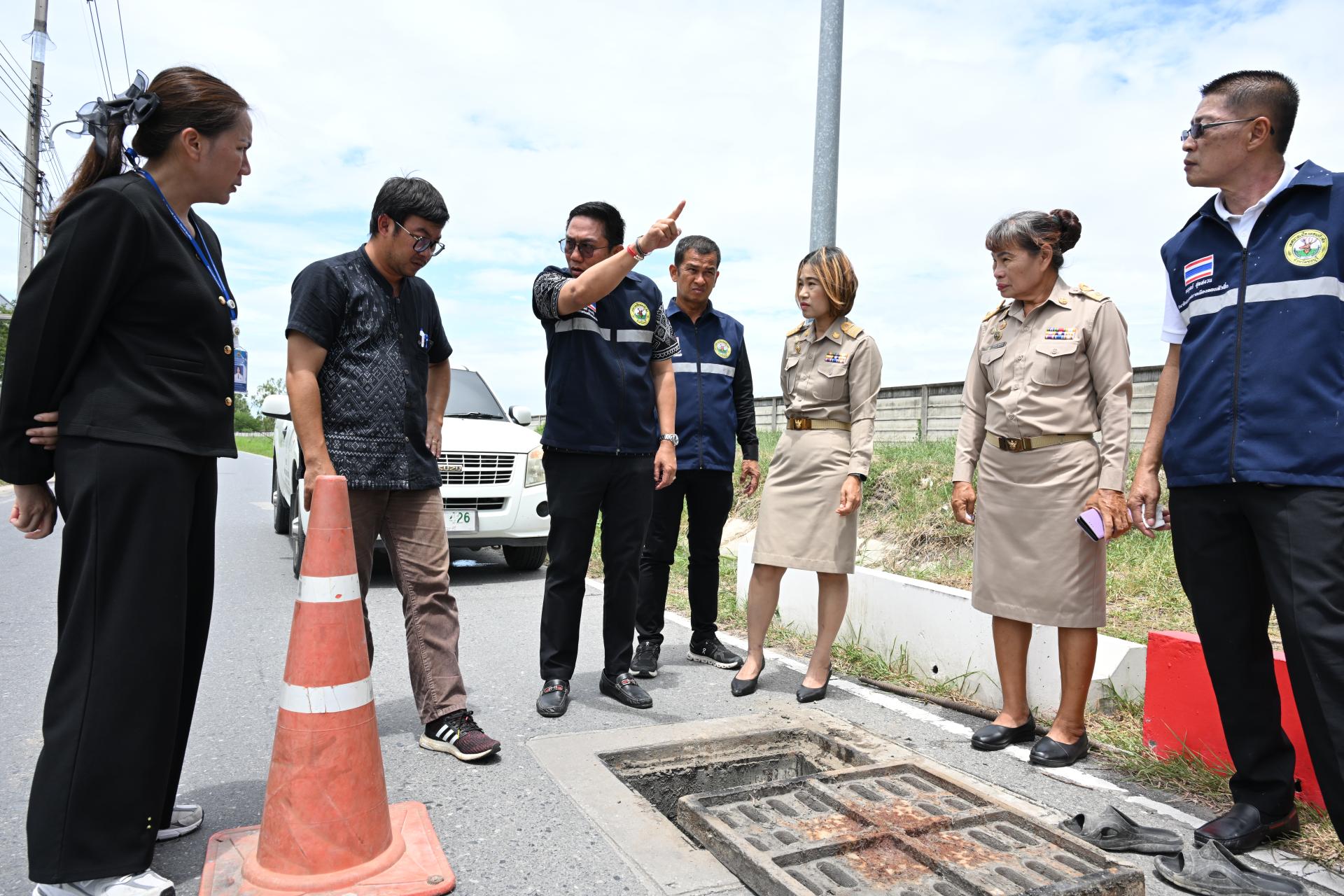 นายกเทศมนตรีเมืองดอนหัวฬ่อ พร้อมด้วยคณะผู้บริหาร ลงพื้นที่ตรวจสอบและติดตามการปฏิบัติงานดูดฉีดล้างท่อระบายน้ำ เพื่อเพิ่มประสิทธิภาพการระบายน้ำในพื้นที่