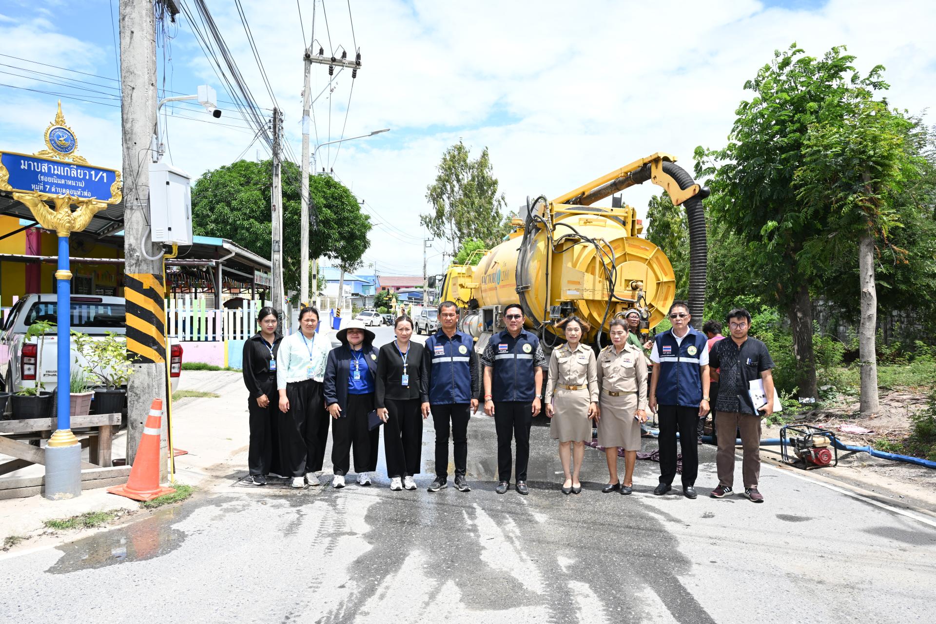 นายกเทศมนตรีเมืองดอนหัวฬ่อ พร้อมด้วยคณะผู้บริหาร ลงพื้นที่ตรวจสอบและติดตามการปฏิบัติงานดูดฉีดล้างท่อระบายน้ำ เพื่อเพิ่มประสิทธิภาพการระบายน้ำในพื้นที่