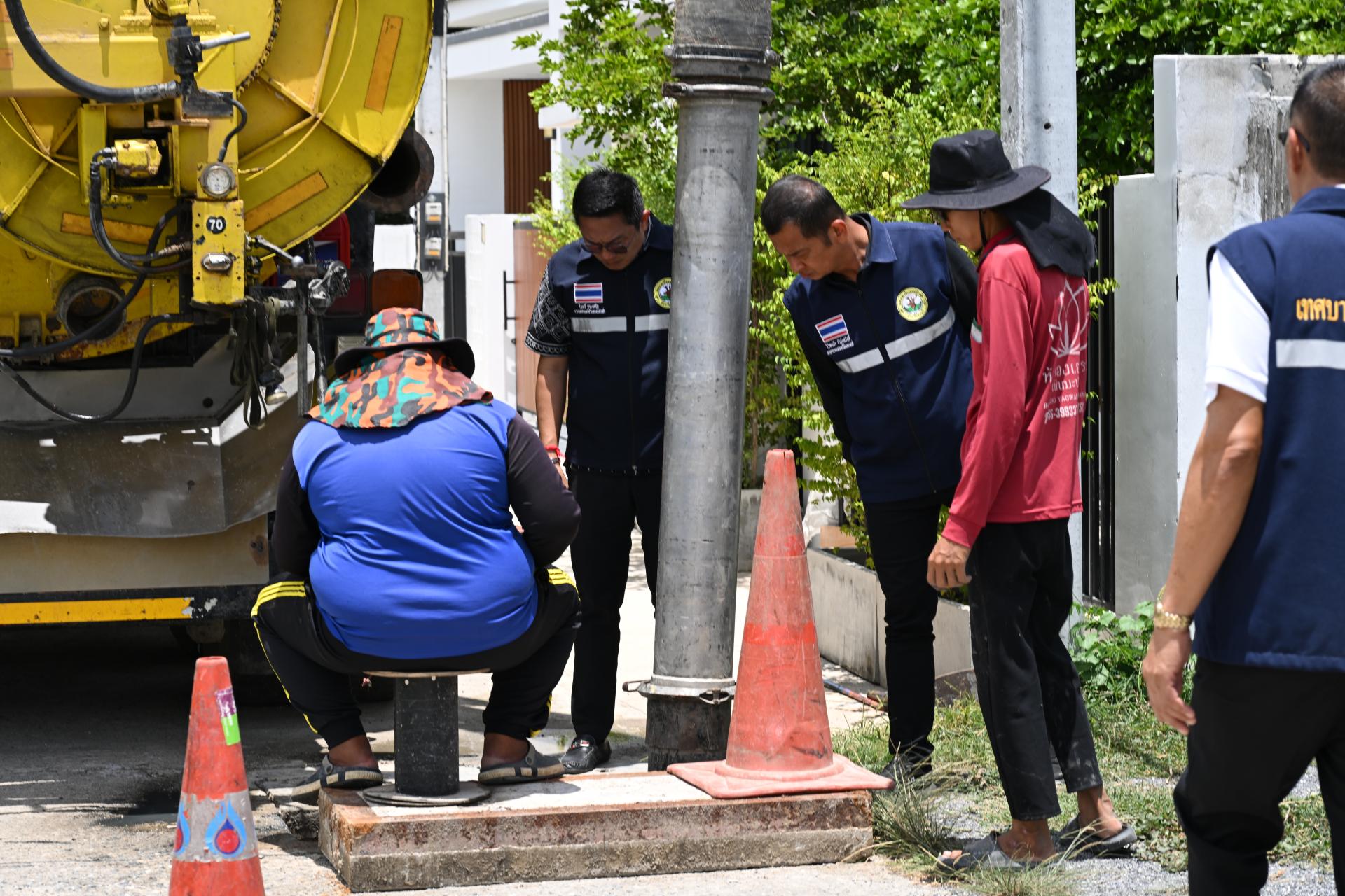 นายกเทศมนตรีเมืองดอนหัวฬ่อ พร้อมด้วยคณะผู้บริหาร ลงพื้นที่ตรวจสอบและติดตามการปฏิบัติงานดูดฉีดล้างท่อระบายน้ำ เพื่อเพิ่มประสิทธิภาพการระบายน้ำในพื้นที่
