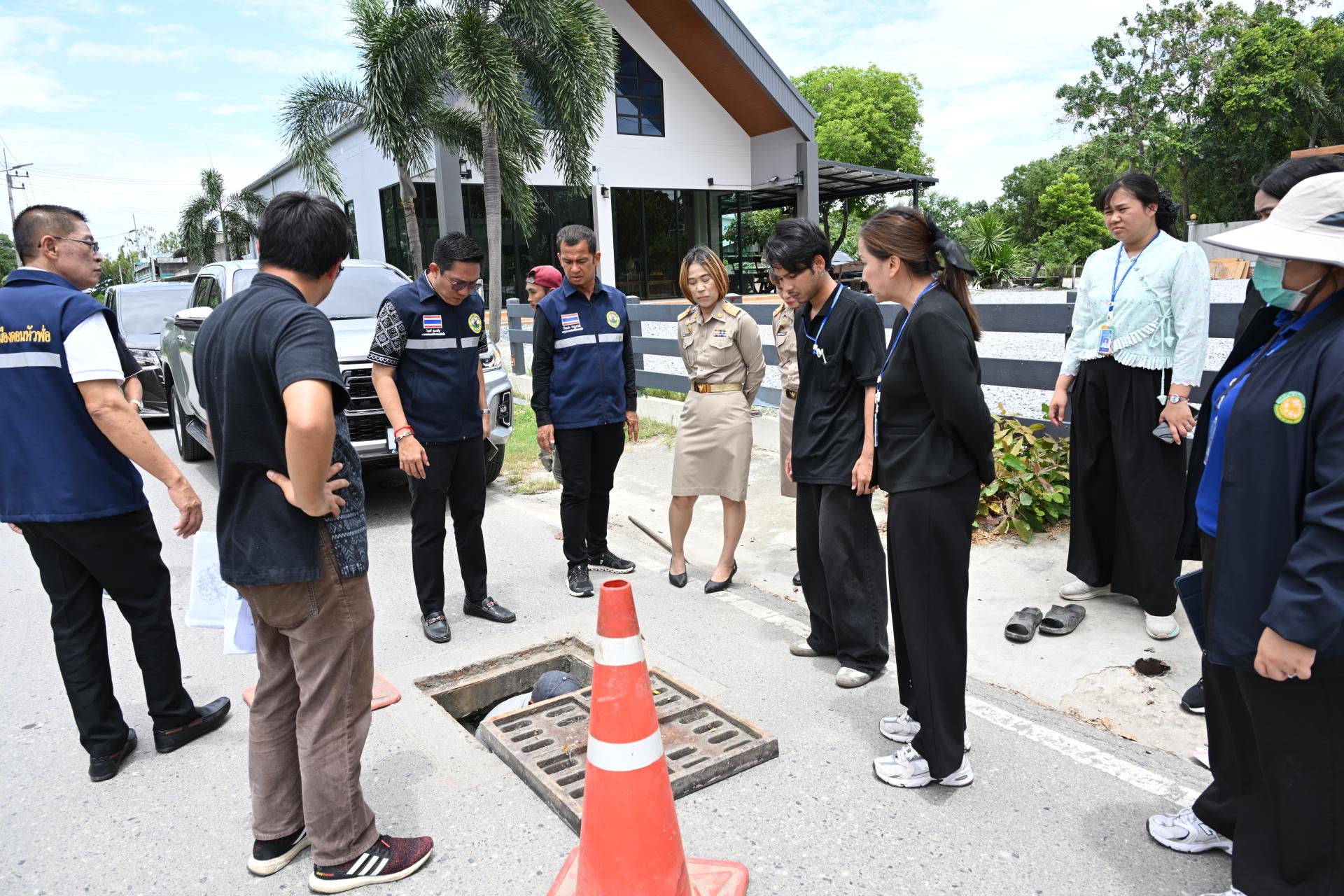 นายกเทศมนตรีเมืองดอนหัวฬ่อ พร้อมด้วยคณะผู้บริหาร ลงพื้นที่ตรวจสอบและติดตามการปฏิบัติงานดูดฉีดล้างท่อระบายน้ำ เพื่อเพิ่มประสิทธิภาพการระบายน้ำในพื้นที่