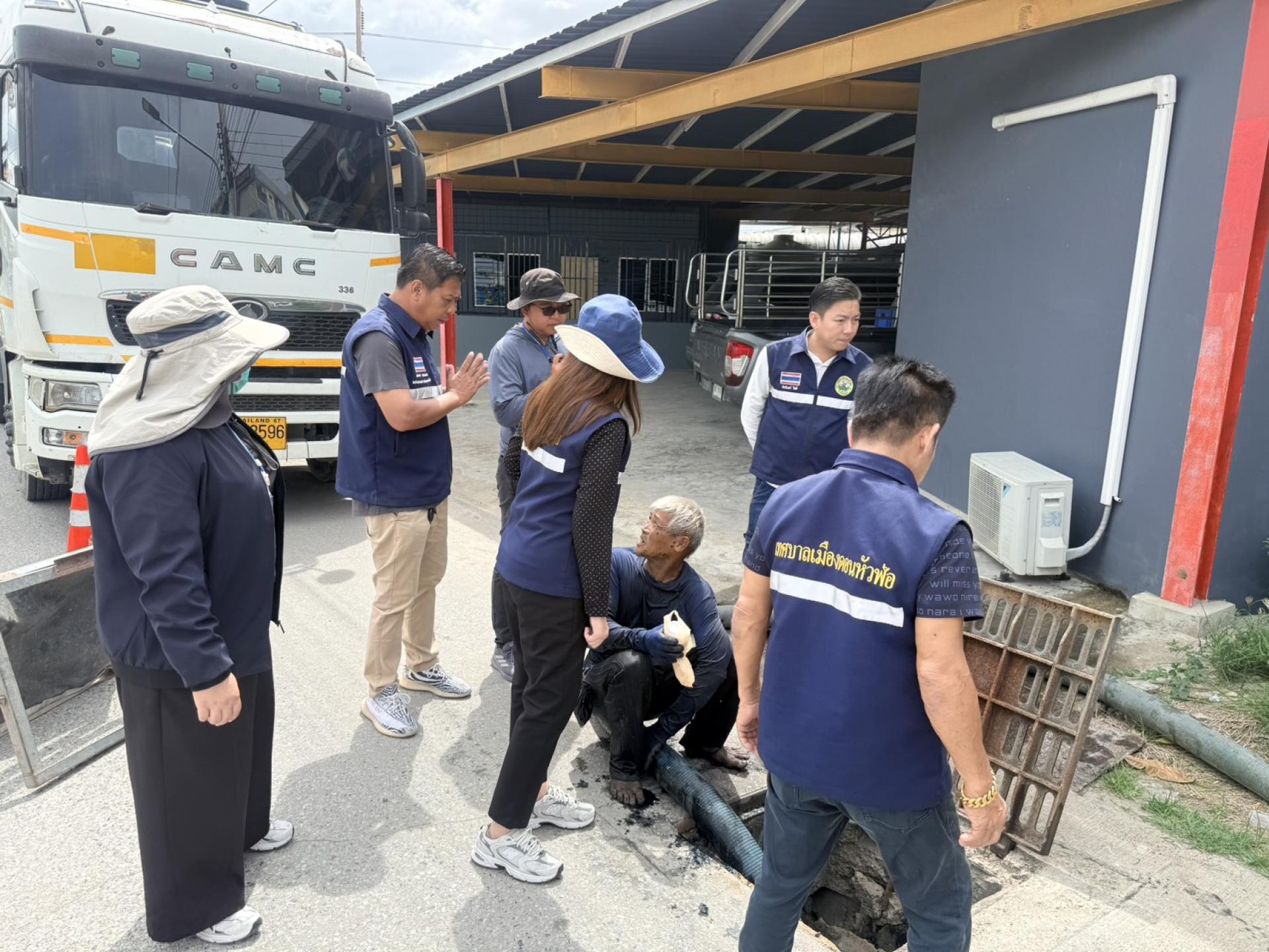 สมาชิกสภาเทศบาล ร่วมกับกองสาธารณสุขและสิ่งแวดล้อม กองช่าง และเจ้าหน้าที่ป้องกันและบรรเทาสาธารณภัย ดำเนินการตรวจสอบติดตามการปฏิบัติงานดูดฉีดล้างท่อระบายน้ำ