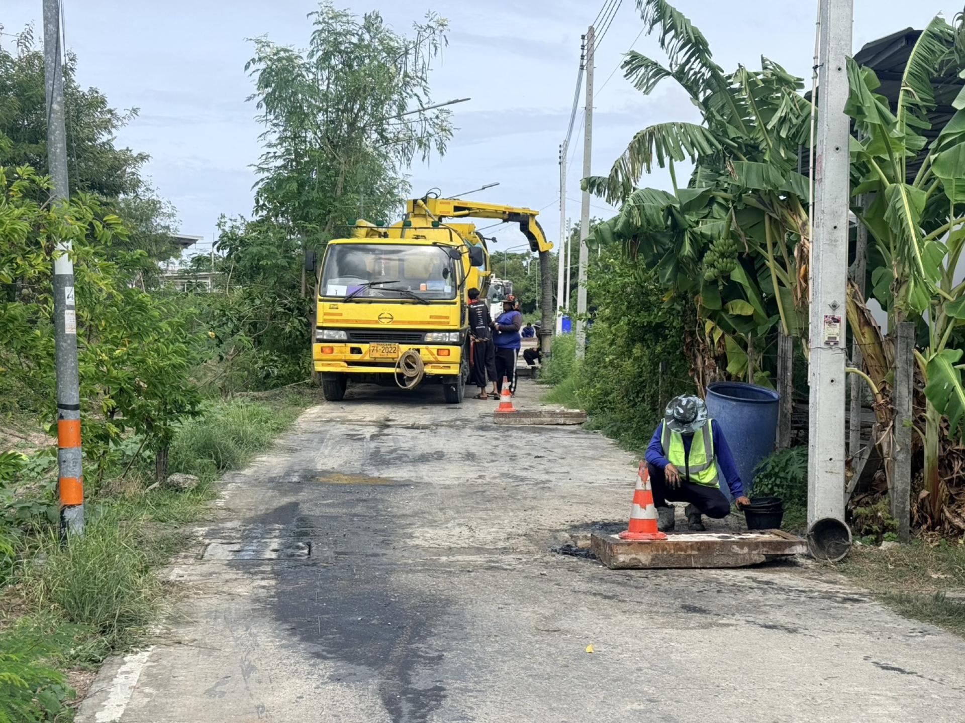 สมาชิกสภาเทศบาล ร่วมกับกองสาธารณสุขและสิ่งแวดล้อม กองช่าง และเจ้าหน้าที่ป้องกันและบรรเทาสาธารณภัย ดำเนินการตรวจสอบติดตามการปฏิบัติงานดูดฉีดล้างท่อระบายน้ำ