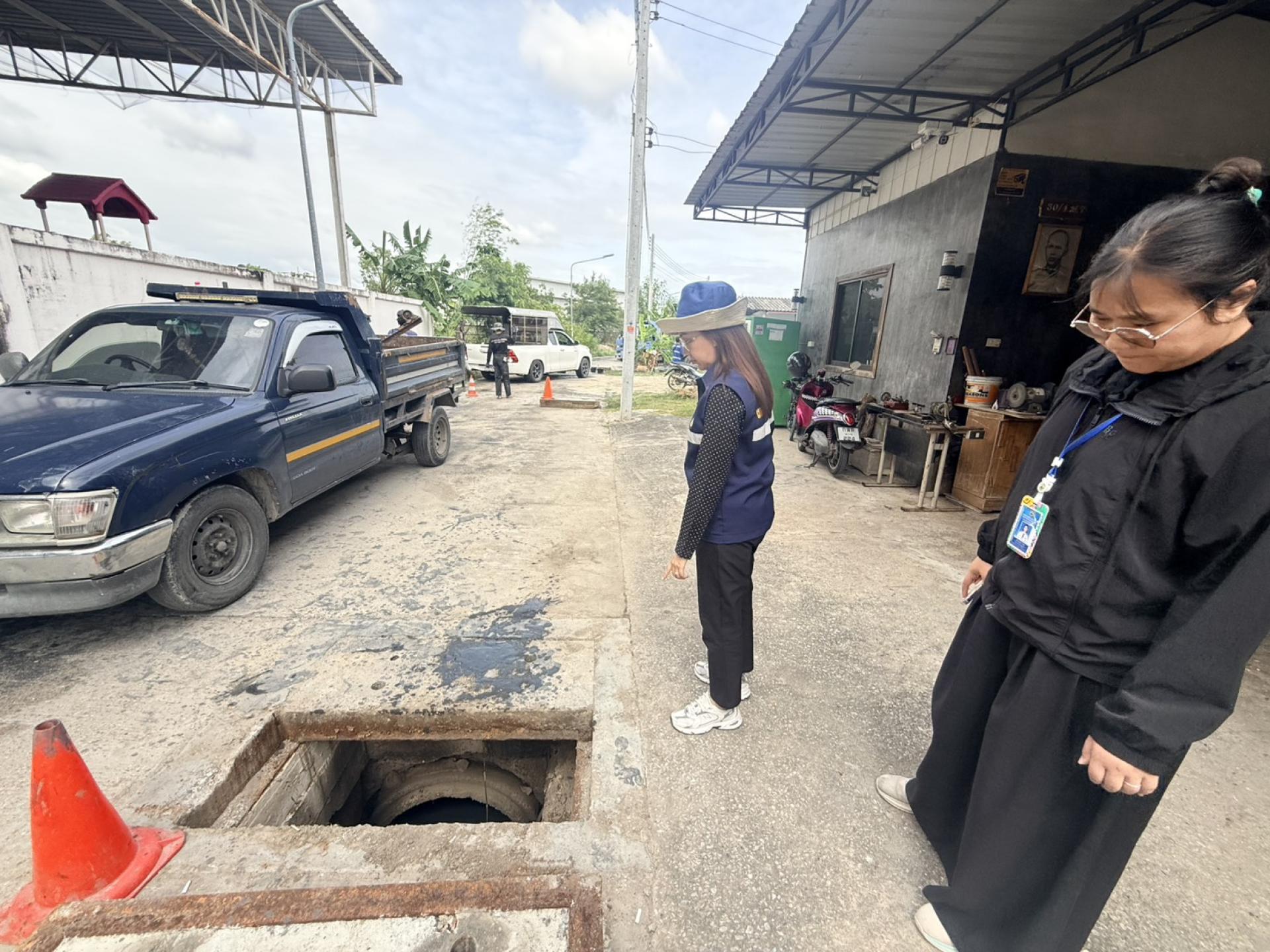 สมาชิกสภาเทศบาล ร่วมกับกองสาธารณสุขและสิ่งแวดล้อม กองช่าง และเจ้าหน้าที่ป้องกันและบรรเทาสาธารณภัย ดำเนินการตรวจสอบติดตามการปฏิบัติงานดูดฉีดล้างท่อระบายน้ำ