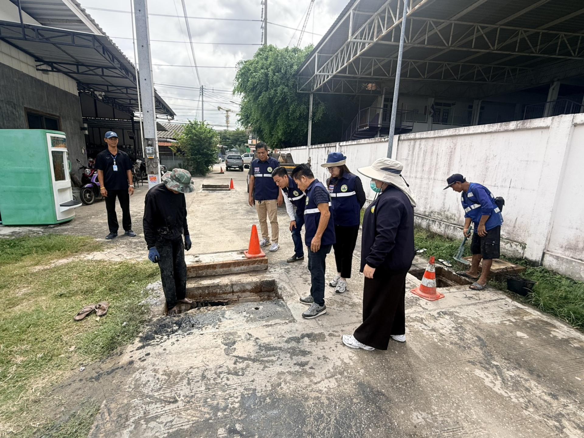 สมาชิกสภาเทศบาล ร่วมกับกองสาธารณสุขและสิ่งแวดล้อม กองช่าง และเจ้าหน้าที่ป้องกันและบรรเทาสาธารณภัย ดำเนินการตรวจสอบติดตามการปฏิบัติงานดูดฉีดล้างท่อระบายน้ำ