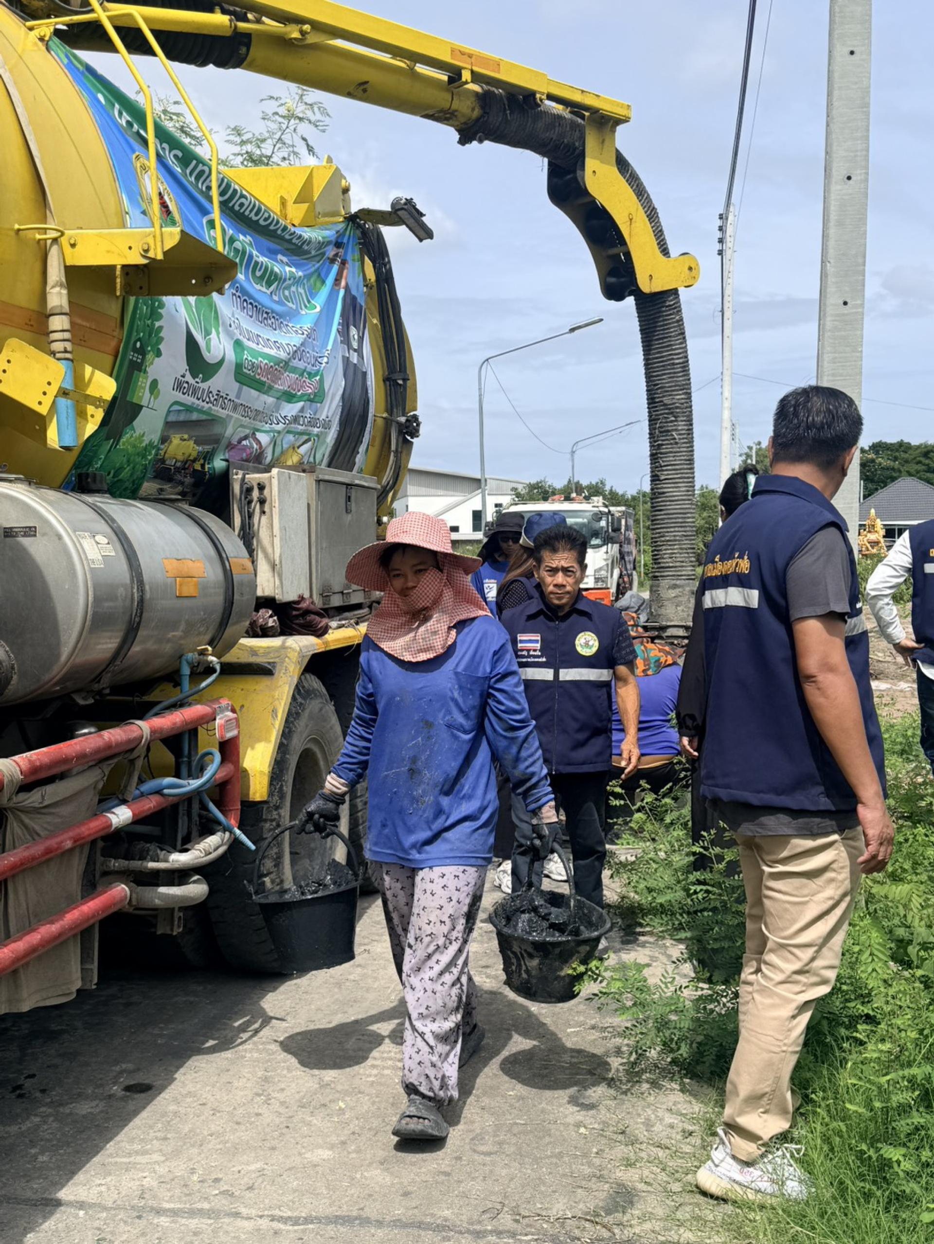 สมาชิกสภาเทศบาล ร่วมกับกองสาธารณสุขและสิ่งแวดล้อม กองช่าง และเจ้าหน้าที่ป้องกันและบรรเทาสาธารณภัย ดำเนินการตรวจสอบติดตามการปฏิบัติงานดูดฉีดล้างท่อระบายน้ำ