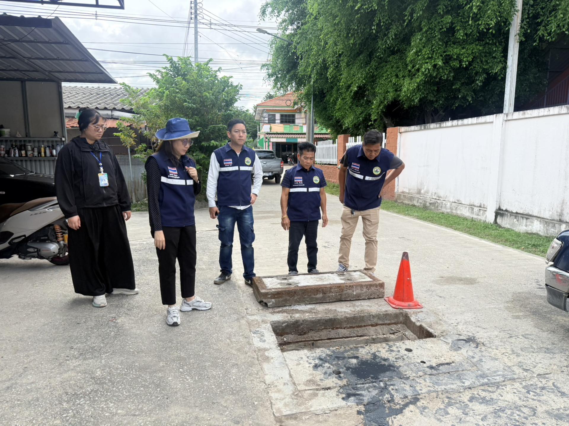 สมาชิกสภาเทศบาล ร่วมกับกองสาธารณสุขและสิ่งแวดล้อม กองช่าง และเจ้าหน้าที่ป้องกันและบรรเทาสาธารณภัย ดำเนินการตรวจสอบติดตามการปฏิบัติงานดูดฉีดล้างท่อระบายน้ำ
