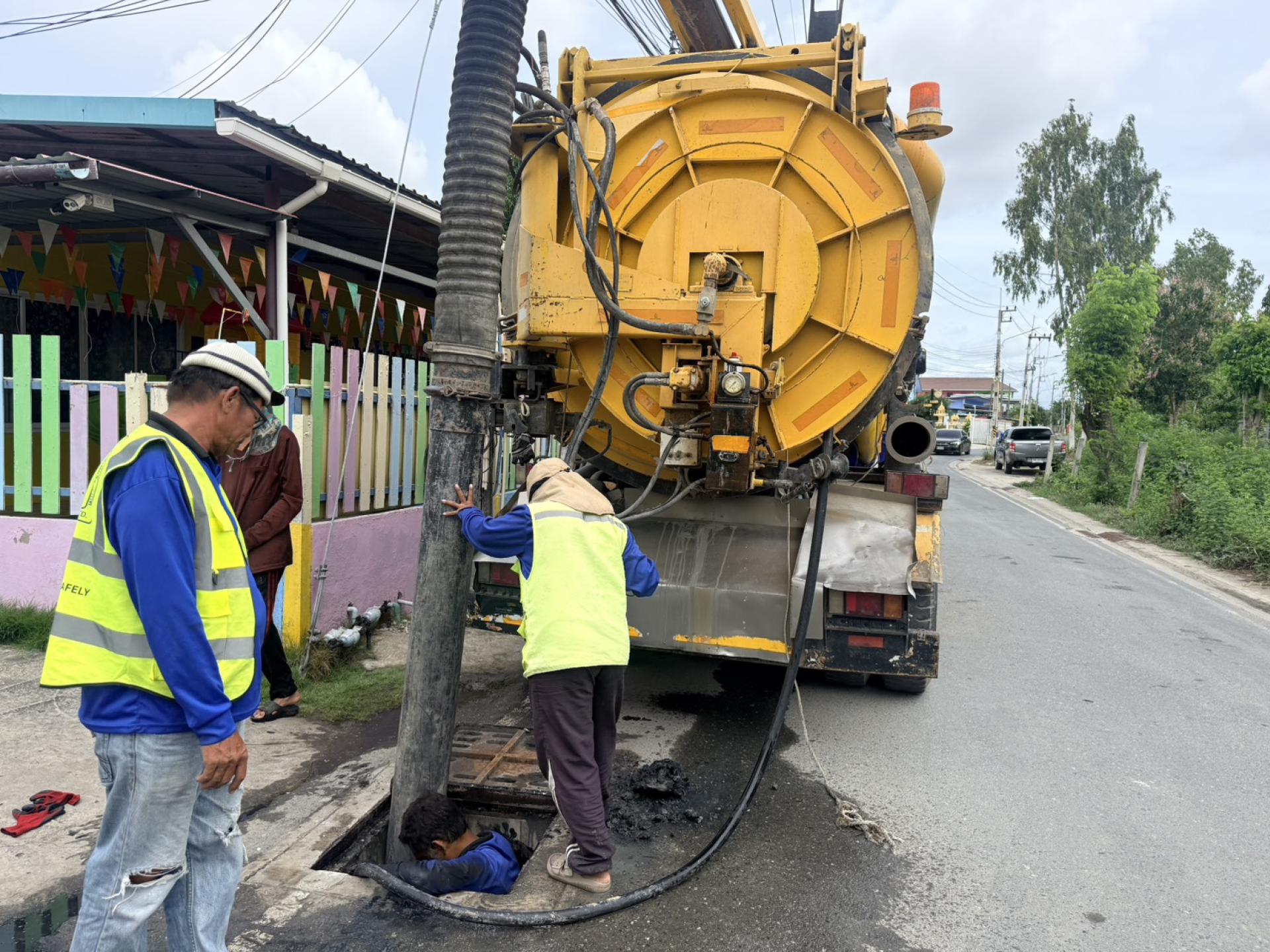 สมาชิกสภาเทศบาล ร่วมกับกองสาธารณสุขและสิ่งแวดล้อม กองช่าง และเจ้าหน้าที่ป้องกันและบรรเทาสาธารณภัย ดำเนินการตรวจสอบติดตามการปฏิบัติงานดูดฉีดล้างท่อระบายน้ำ